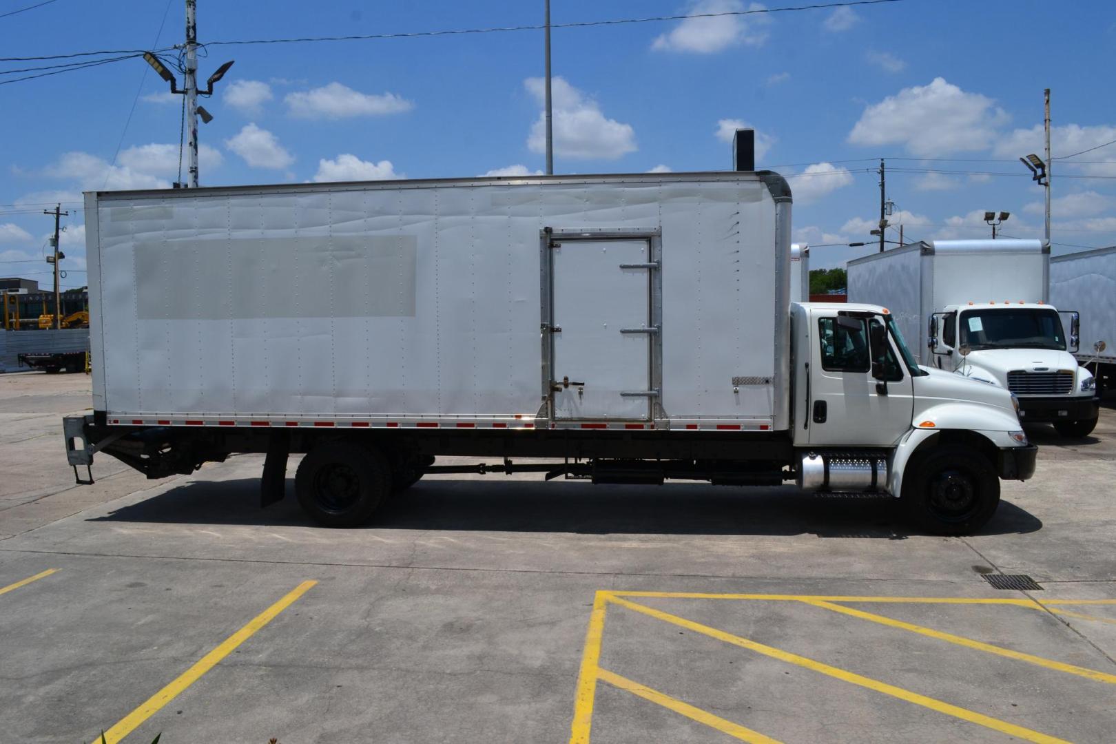 2017 WHITE /BLACK INTERNATIONAL 4300 (1HTMMMML8HH) with an CUMMINS ISB 6.7L 240HP engine, ALLISON 2200RDS AUTOMATIC transmission, located at 9172 North Fwy, Houston, TX, 77037, (713) 910-6868, 29.887470, -95.411903 - 25,999 LB GVWR NON CDL, MORGAN 26 FT BOX, HEIGHT 103" X WIDTH 102", WALTCO 3,000 LB ALUMINUM LIFT GATE, 90 GALLON FUEL TANK, POWER WINDOWS & LOCKS, AIR RIDE SUSPENSION, - Photo#3