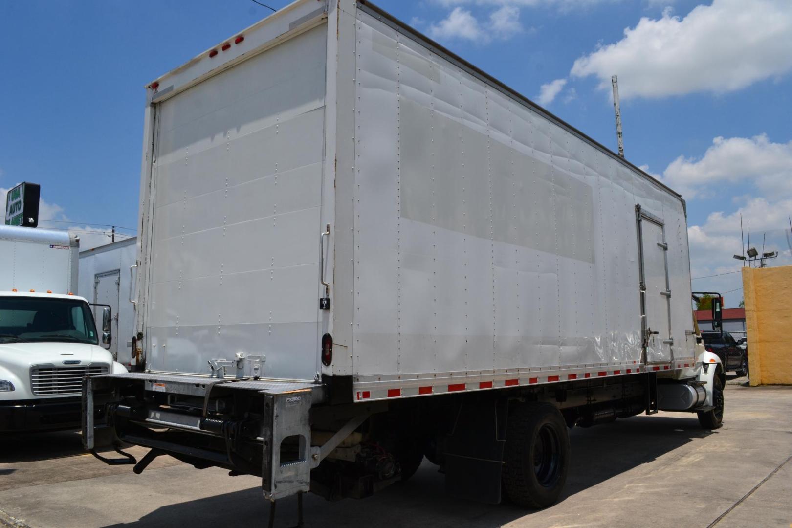 2017 WHITE /BLACK INTERNATIONAL 4300 (1HTMMMML8HH) with an CUMMINS ISB 6.7L 240HP engine, ALLISON 2200RDS AUTOMATIC transmission, located at 9172 North Fwy, Houston, TX, 77037, (713) 910-6868, 29.887470, -95.411903 - 25,999 LB GVWR NON CDL, MORGAN 26 FT BOX, HEIGHT 103" X WIDTH 102", WALTCO 3,000 LB ALUMINUM LIFT GATE, 90 GALLON FUEL TANK, POWER WINDOWS & LOCKS, AIR RIDE SUSPENSION, - Photo#4