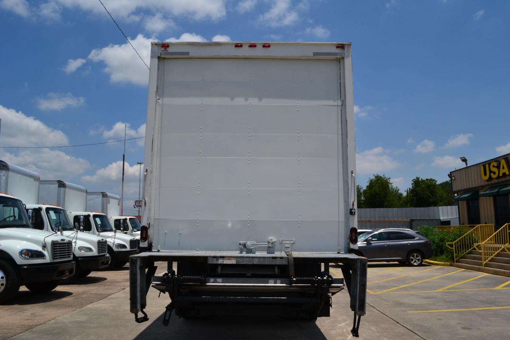 2017 WHITE /BLACK INTERNATIONAL 4300 (1HTMMMML8HH) with an CUMMINS ISB 6.7L 240HP engine, ALLISON 2200RDS AUTOMATIC transmission, located at 9172 North Fwy, Houston, TX, 77037, (713) 910-6868, 29.887470, -95.411903 - 25,999 LB GVWR NON CDL, MORGAN 26 FT BOX, HEIGHT 103" X WIDTH 102", WALTCO 3,000 LB ALUMINUM LIFT GATE, 90 GALLON FUEL TANK, POWER WINDOWS & LOCKS, AIR RIDE SUSPENSION, - Photo#5