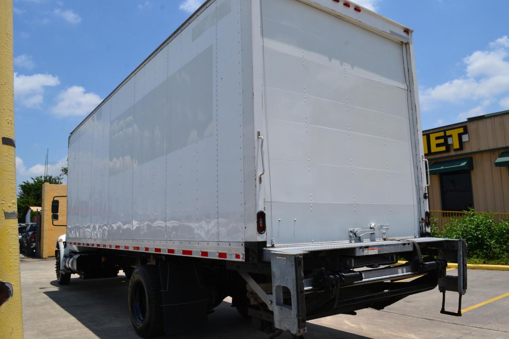 2017 WHITE /BLACK INTERNATIONAL 4300 (1HTMMMML8HH) with an CUMMINS ISB 6.7L 240HP engine, ALLISON 2200RDS AUTOMATIC transmission, located at 9172 North Fwy, Houston, TX, 77037, (713) 910-6868, 29.887470, -95.411903 - 25,999 LB GVWR NON CDL, MORGAN 26 FT BOX, HEIGHT 103" X WIDTH 102", WALTCO 3,000 LB ALUMINUM LIFT GATE, 90 GALLON FUEL TANK, POWER WINDOWS & LOCKS, AIR RIDE SUSPENSION, - Photo#6