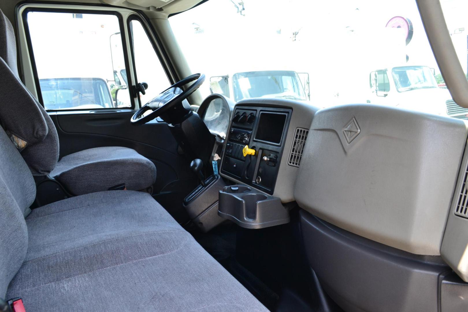 2017 WHITE /BLACK INTERNATIONAL 4300 (1HTMMMML8HH) with an CUMMINS ISB 6.7L 240HP engine, ALLISON 2200RDS AUTOMATIC transmission, located at 9172 North Fwy, Houston, TX, 77037, (713) 910-6868, 29.887470, -95.411903 - 25,999 LB GVWR NON CDL, MORGAN 26 FT BOX, HEIGHT 103" X WIDTH 102", WALTCO 3,000 LB ALUMINUM LIFT GATE, 90 GALLON FUEL TANK, POWER WINDOWS & LOCKS, AIR RIDE SUSPENSION, - Photo#10