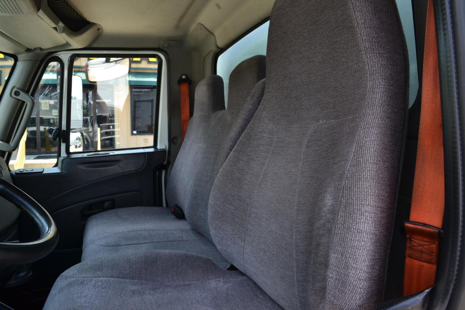 2017 WHITE /BLACK INTERNATIONAL 4300 (1HTMMMML8HH) with an CUMMINS ISB 6.7L 240HP engine, ALLISON 2200RDS AUTOMATIC transmission, located at 9172 North Fwy, Houston, TX, 77037, (713) 910-6868, 29.887470, -95.411903 - 25,999 LB GVWR NON CDL, MORGAN 26 FT BOX, HEIGHT 103" X WIDTH 102", WALTCO 3,000 LB ALUMINUM LIFT GATE, 90 GALLON FUEL TANK, POWER WINDOWS & LOCKS, AIR RIDE SUSPENSION, - Photo#11
