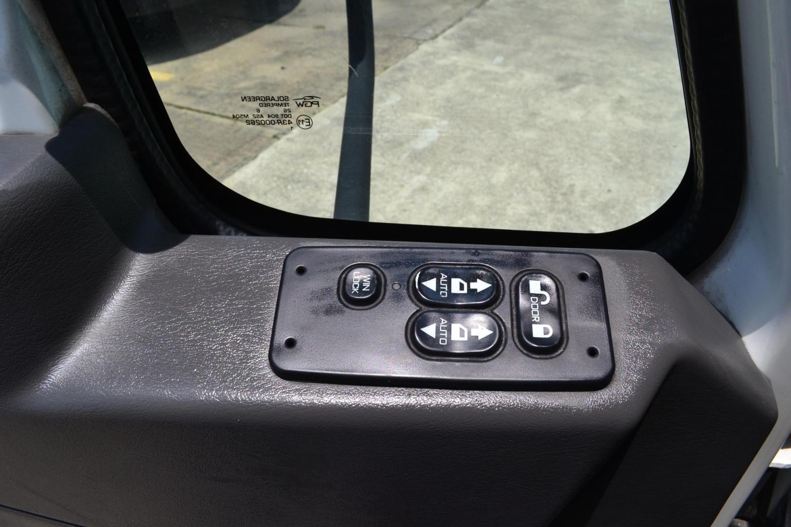 2017 WHITE /BLACK INTERNATIONAL 4300 (1HTMMMML8HH) with an CUMMINS ISB 6.7L 240HP engine, ALLISON 2200RDS AUTOMATIC transmission, located at 9172 North Fwy, Houston, TX, 77037, (713) 910-6868, 29.887470, -95.411903 - 25,999 LB GVWR NON CDL, MORGAN 26 FT BOX, HEIGHT 103" X WIDTH 102", WALTCO 3,000 LB ALUMINUM LIFT GATE, 90 GALLON FUEL TANK, POWER WINDOWS & LOCKS, AIR RIDE SUSPENSION, - Photo#15