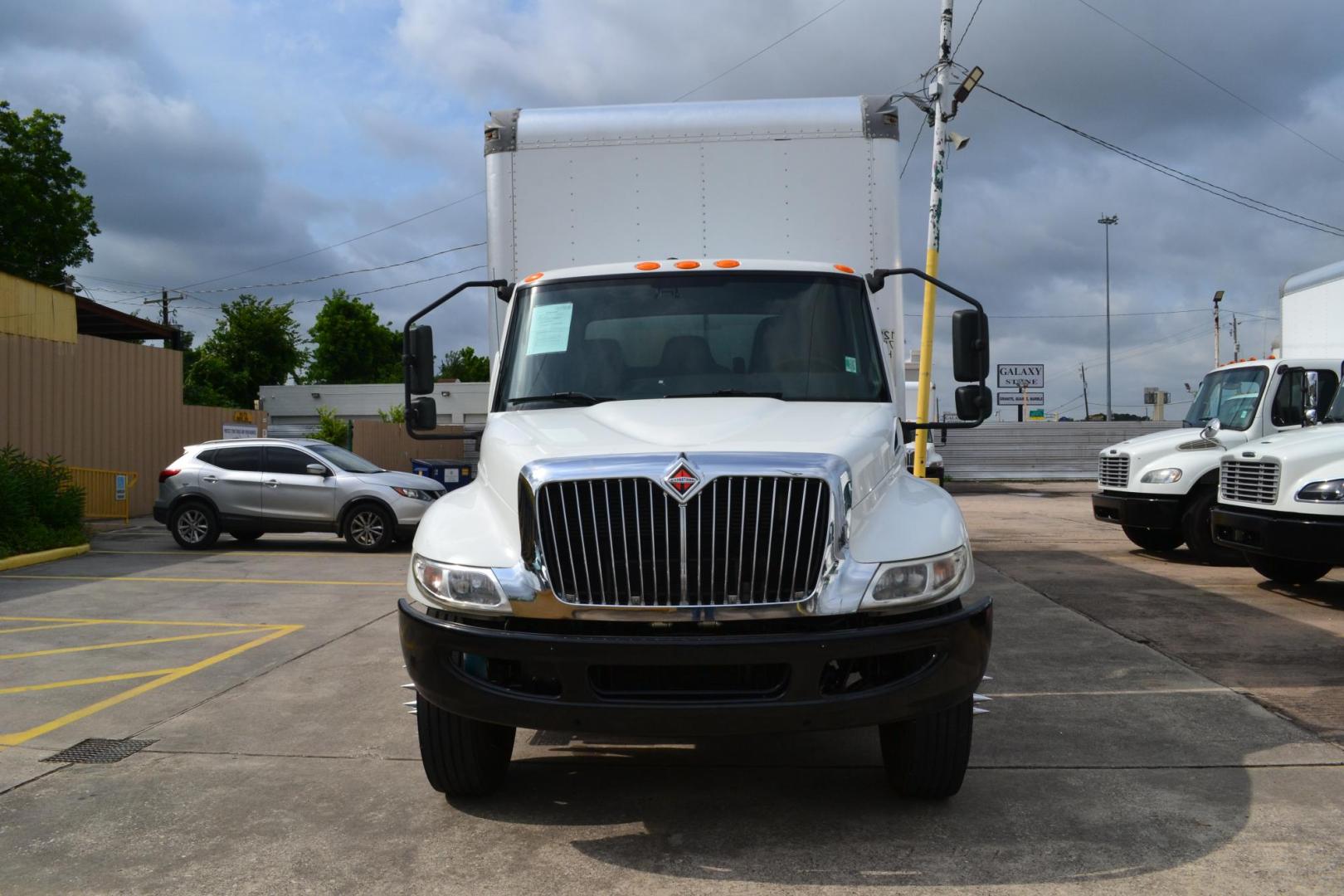 2020 WHITE /BLACK INTERNATIONAL MV 607 (1HAEUMML5LL) with an CUMMINS ISB 6.7L 240HP engine, ALLISON 2500RDS AUTOMATIC transmission, located at 9172 North Fwy, Houston, TX, 77037, (713) 910-6868, 29.887470, -95.411903 - 25,999 LB GVWR NON CDL, 26 FT BOX, HEIGHT 97" X WIDTH 102", MAXON 3,000 LB ALUMINUM LIFT GATE, AIR RIDE SUSPENSION, 90 GALLON FUEL TANK, ALUMINUM WHEELS, POWER WINDOWS, LOCKS, & MIRRORS, HEATED MIRRORS - Photo#1