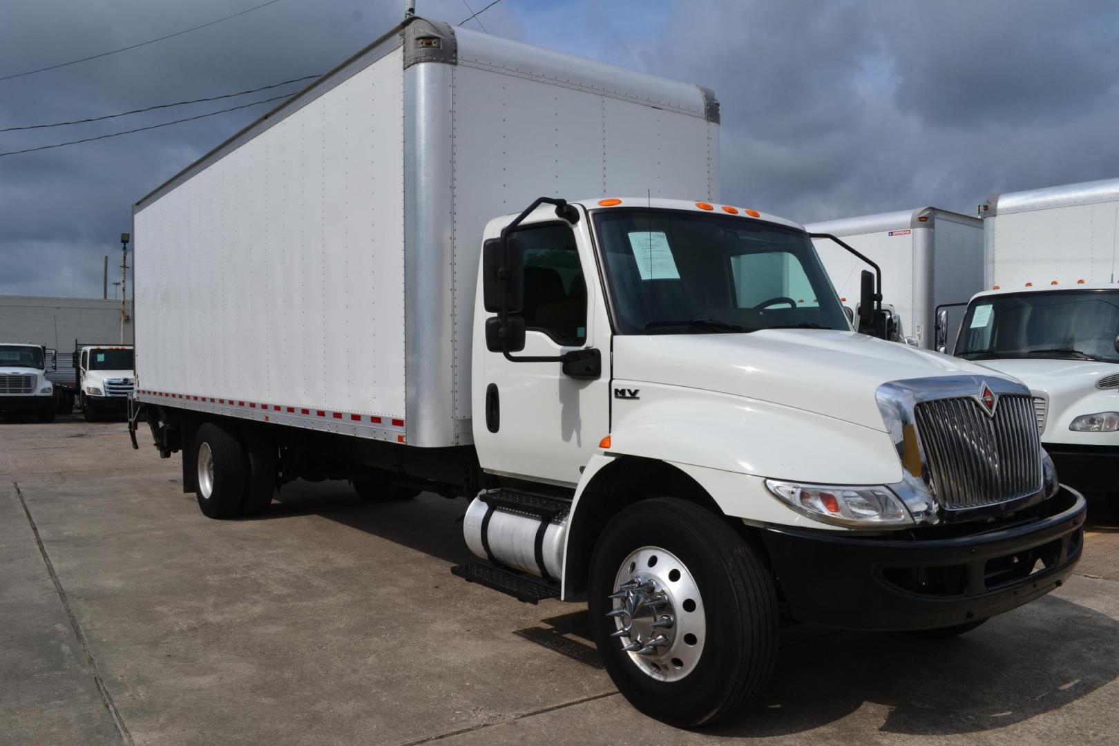 2020 WHITE /BLACK INTERNATIONAL MV 607 (1HAEUMML5LL) with an CUMMINS ISB 6.7L 240HP engine, ALLISON 2500RDS AUTOMATIC transmission, located at 9172 North Fwy, Houston, TX, 77037, (713) 910-6868, 29.887470, -95.411903 - 25,999 LB GVWR NON CDL, 26 FT BOX, HEIGHT 97" X WIDTH 102", MAXON 3,000 LB ALUMINUM LIFT GATE, AIR RIDE SUSPENSION, 90 GALLON FUEL TANK, ALUMINUM WHEELS, POWER WINDOWS, LOCKS, & MIRRORS, HEATED MIRRORS - Photo#2