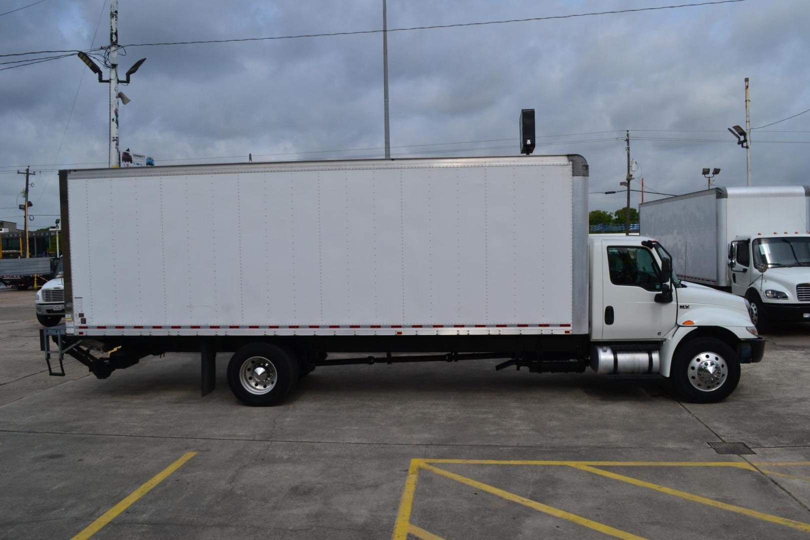 2020 WHITE /BLACK INTERNATIONAL MV 607 (1HAEUMML5LL) with an CUMMINS ISB 6.7L 240HP engine, ALLISON 2500RDS AUTOMATIC transmission, located at 9172 North Fwy, Houston, TX, 77037, (713) 910-6868, 29.887470, -95.411903 - 25,999 LB GVWR NON CDL, 26 FT BOX, HEIGHT 97" X WIDTH 102", MAXON 3,000 LB ALUMINUM LIFT GATE, AIR RIDE SUSPENSION, 90 GALLON FUEL TANK, ALUMINUM WHEELS, POWER WINDOWS, LOCKS, & MIRRORS, HEATED MIRRORS - Photo#3