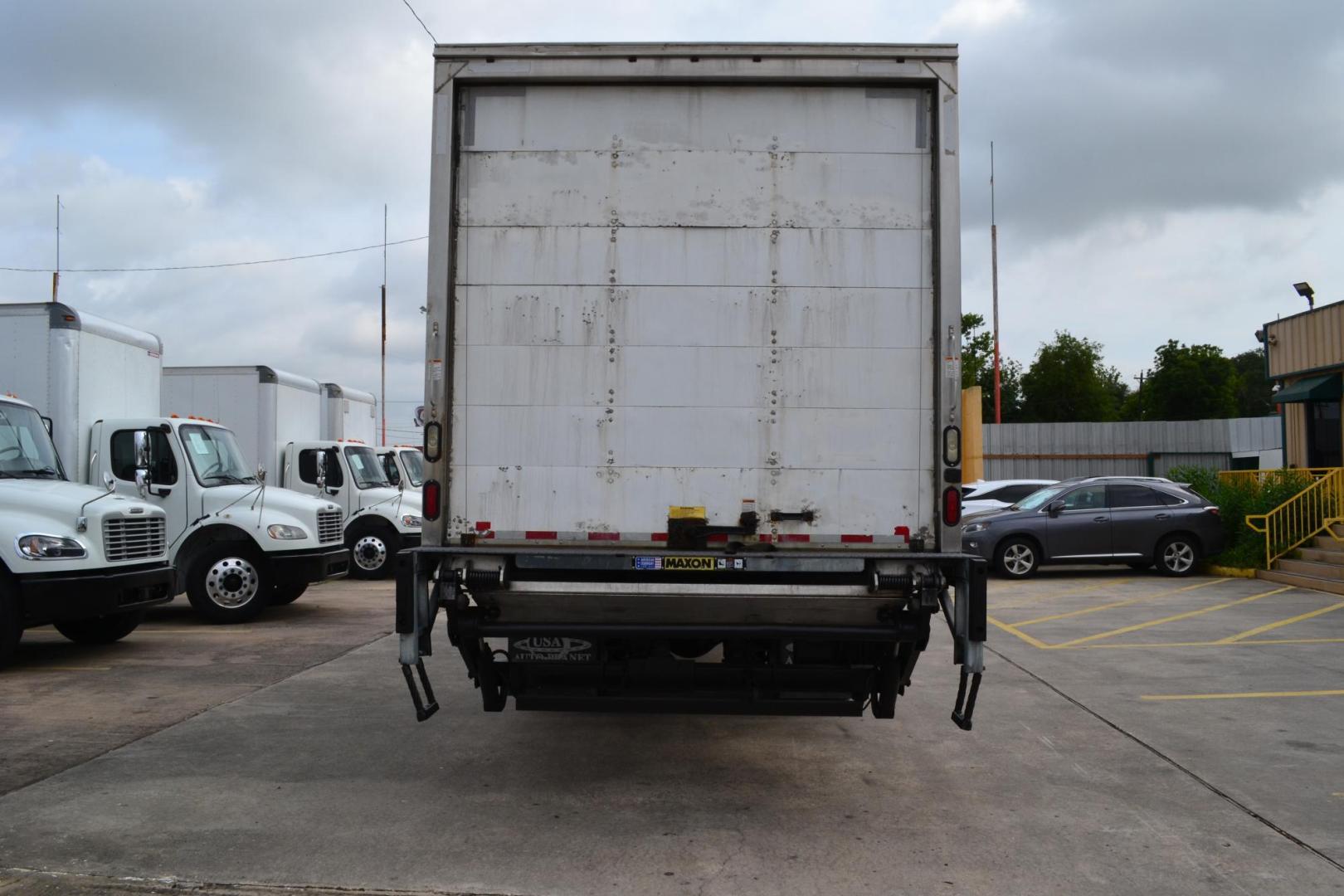 2020 WHITE /BLACK INTERNATIONAL MV 607 (1HAEUMML5LL) with an CUMMINS ISB 6.7L 240HP engine, ALLISON 2500RDS AUTOMATIC transmission, located at 9172 North Fwy, Houston, TX, 77037, (713) 910-6868, 29.887470, -95.411903 - 25,999 LB GVWR NON CDL, 26 FT BOX, HEIGHT 97" X WIDTH 102", MAXON 3,000 LB ALUMINUM LIFT GATE, AIR RIDE SUSPENSION, 90 GALLON FUEL TANK, ALUMINUM WHEELS, POWER WINDOWS, LOCKS, & MIRRORS, HEATED MIRRORS - Photo#5