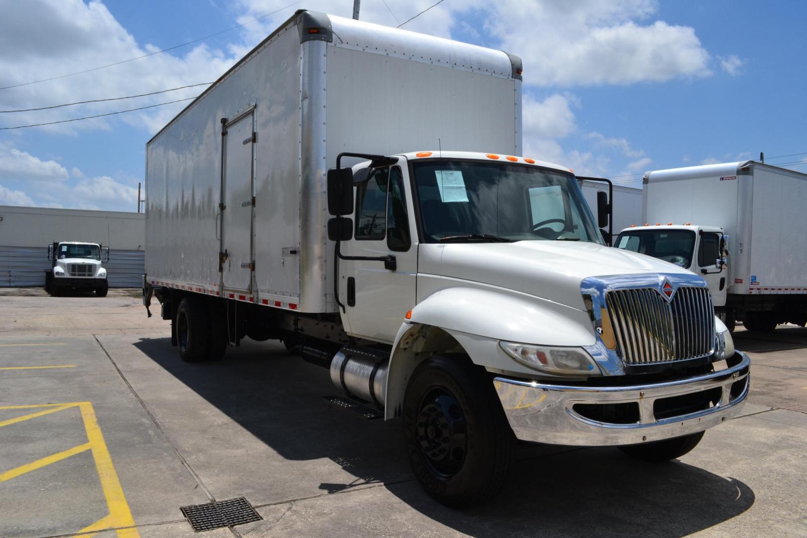 2017 WHITE /BLACK INTERNATIONAL 4300 (1HTMMMML1HH) with an CUMMINS ISB 6.7L 220HP engine, ALLISON 2100HS AUTOMATIC transmission, located at 9172 North Fwy, Houston, TX, 77037, (713) 910-6868, 29.887470, -95.411903 - Photo#2