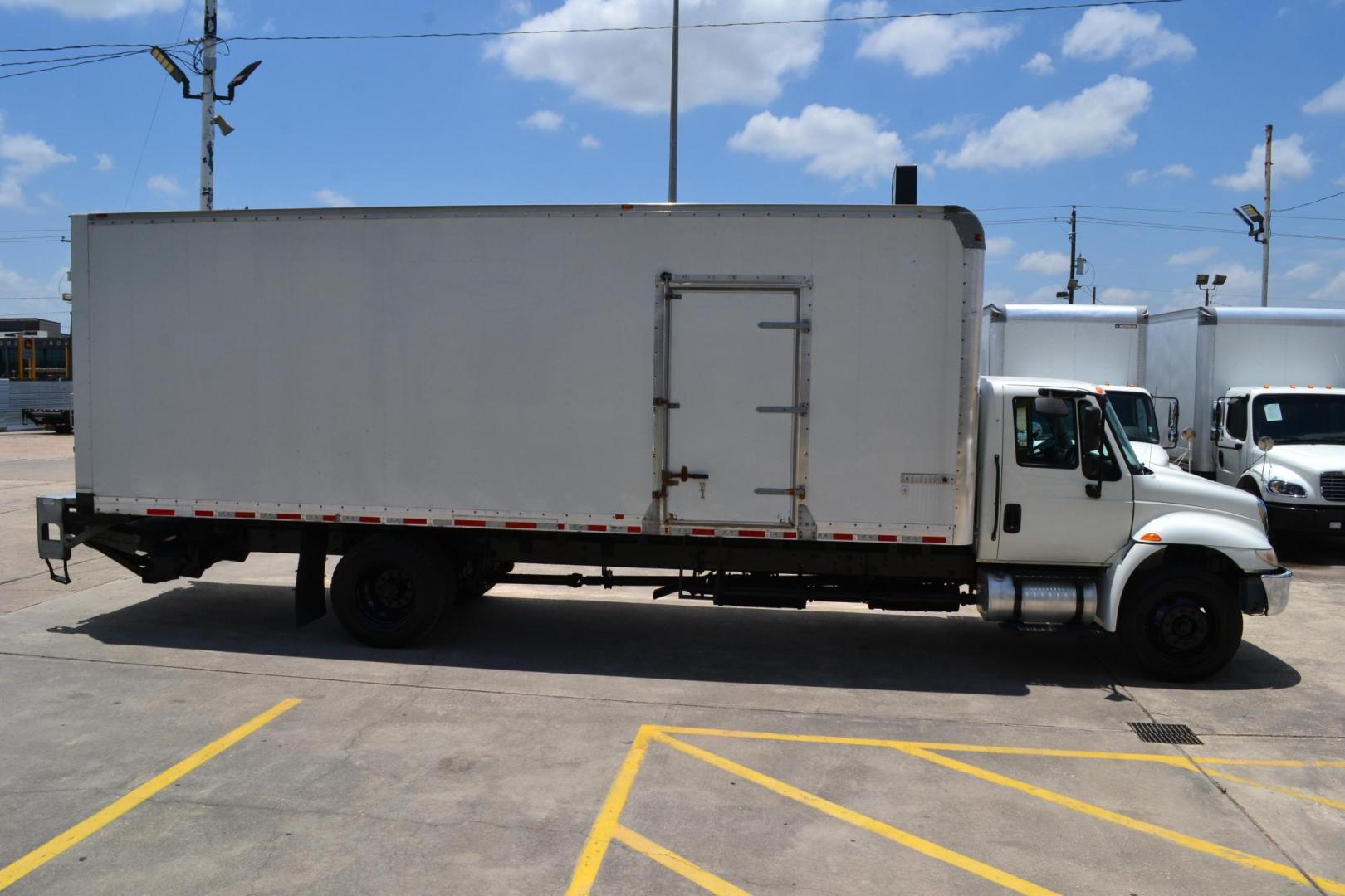 2017 WHITE /BLACK INTERNATIONAL 4300 (1HTMMMML1HH) with an CUMMINS ISB 6.7L 220HP engine, ALLISON 2100HS AUTOMATIC transmission, located at 9172 North Fwy, Houston, TX, 77037, (713) 910-6868, 29.887470, -95.411903 - Photo#3