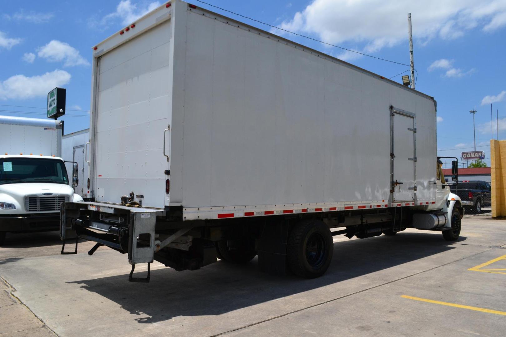 2017 WHITE /BLACK INTERNATIONAL 4300 (1HTMMMML1HH) with an CUMMINS ISB 6.7L 220HP engine, ALLISON 2100HS AUTOMATIC transmission, located at 9172 North Fwy, Houston, TX, 77037, (713) 910-6868, 29.887470, -95.411903 - Photo#4