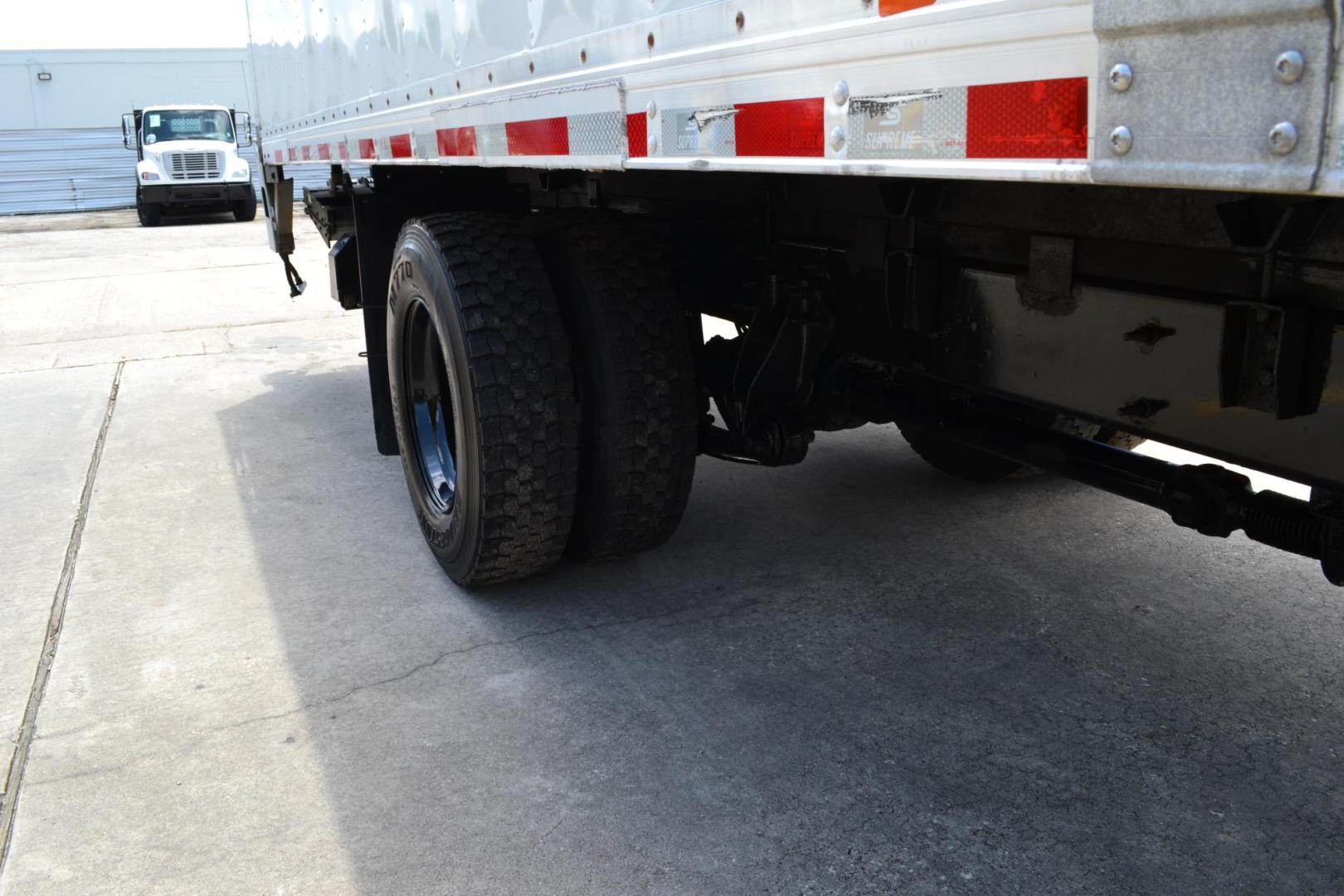 2017 WHITE /BLACK INTERNATIONAL 4300 (1HTMMMML1HH) with an CUMMINS ISB 6.7L 220HP engine, ALLISON 2100HS AUTOMATIC transmission, located at 9172 North Fwy, Houston, TX, 77037, (713) 910-6868, 29.887470, -95.411903 - Photo#9
