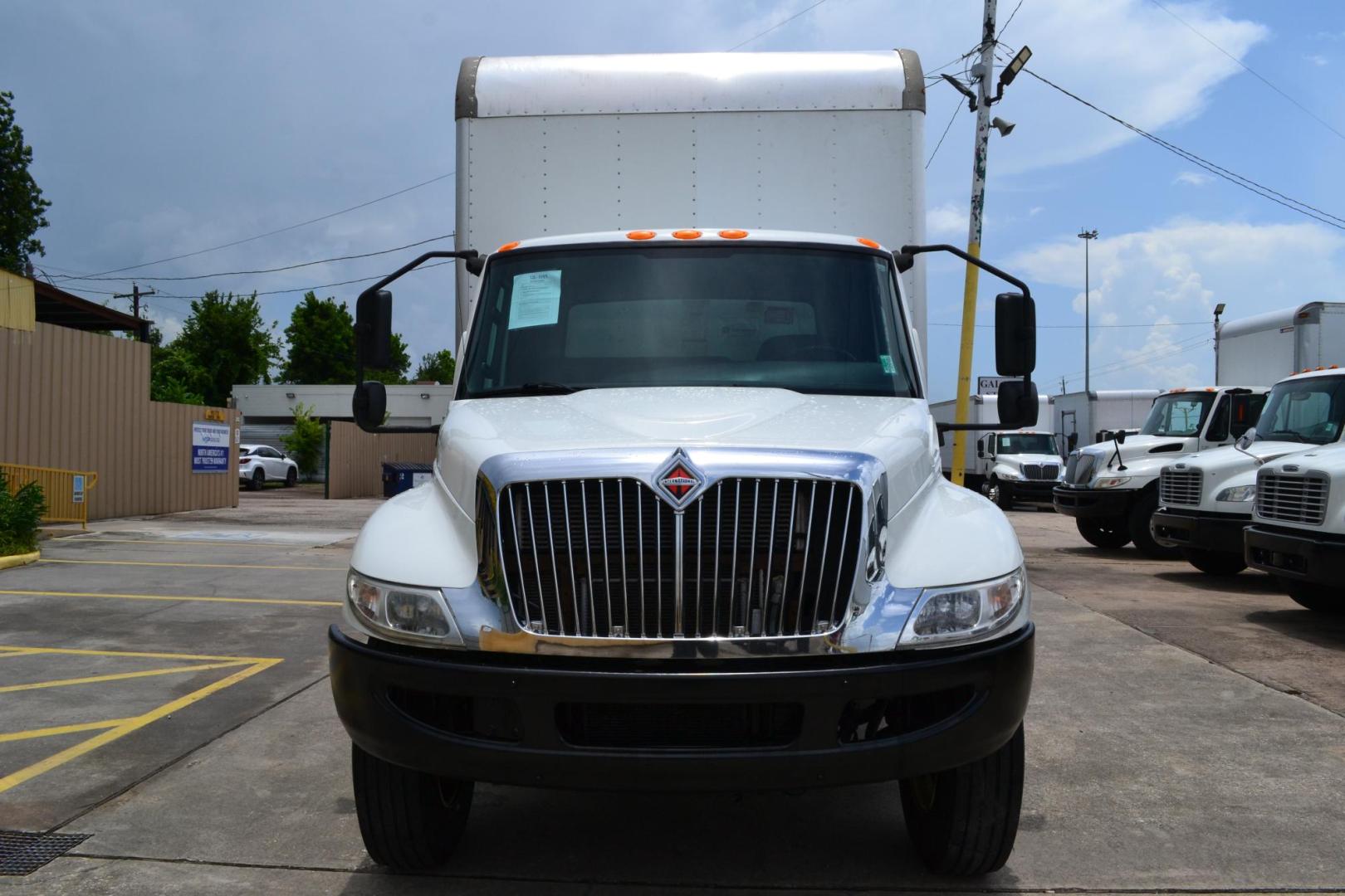 2020 WHITE /GRAY INTERNATIONAL MV 607 (3HAEUMML2LL) with an CUMMINS ISB 6.7L 240HP engine, ALLISON 2500RDS AUTOMATIC transmission, located at 9172 North Fwy, Houston, TX, 77037, (713) 910-6868, 29.887470, -95.411903 - 25,999 LB GVWR NON CDL, 26 FT BOX, HEIGHT 103" X WIDTH 102", SPRING SUSPENSION, 2,500 LB LIFT GATE, 70 GALLON FUEL TANK, - Photo#1