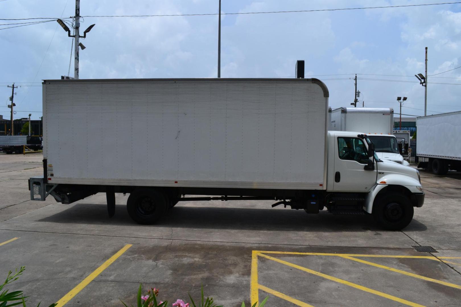 2020 WHITE /GRAY INTERNATIONAL MV 607 (3HAEUMML2LL) with an CUMMINS ISB 6.7L 240HP engine, ALLISON 2500RDS AUTOMATIC transmission, located at 9172 North Fwy, Houston, TX, 77037, (713) 910-6868, 29.887470, -95.411903 - 25,999 LB GVWR NON CDL, 26 FT BOX, HEIGHT 103" X WIDTH 102", SPRING SUSPENSION, 2,500 LB LIFT GATE, 70 GALLON FUEL TANK, - Photo#3