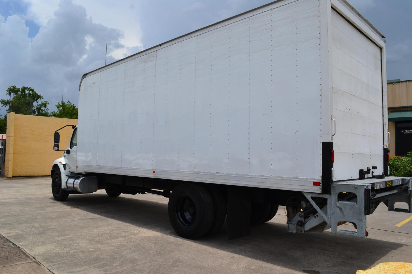 2020 WHITE /GRAY INTERNATIONAL MV 607 (3HAEUMML2LL) with an CUMMINS ISB 6.7L 240HP engine, ALLISON 2500RDS AUTOMATIC transmission, located at 9172 North Fwy, Houston, TX, 77037, (713) 910-6868, 29.887470, -95.411903 - 25,999 LB GVWR NON CDL, 26 FT BOX, HEIGHT 103" X WIDTH 102", SPRING SUSPENSION, 2,500 LB LIFT GATE, 70 GALLON FUEL TANK, - Photo#6