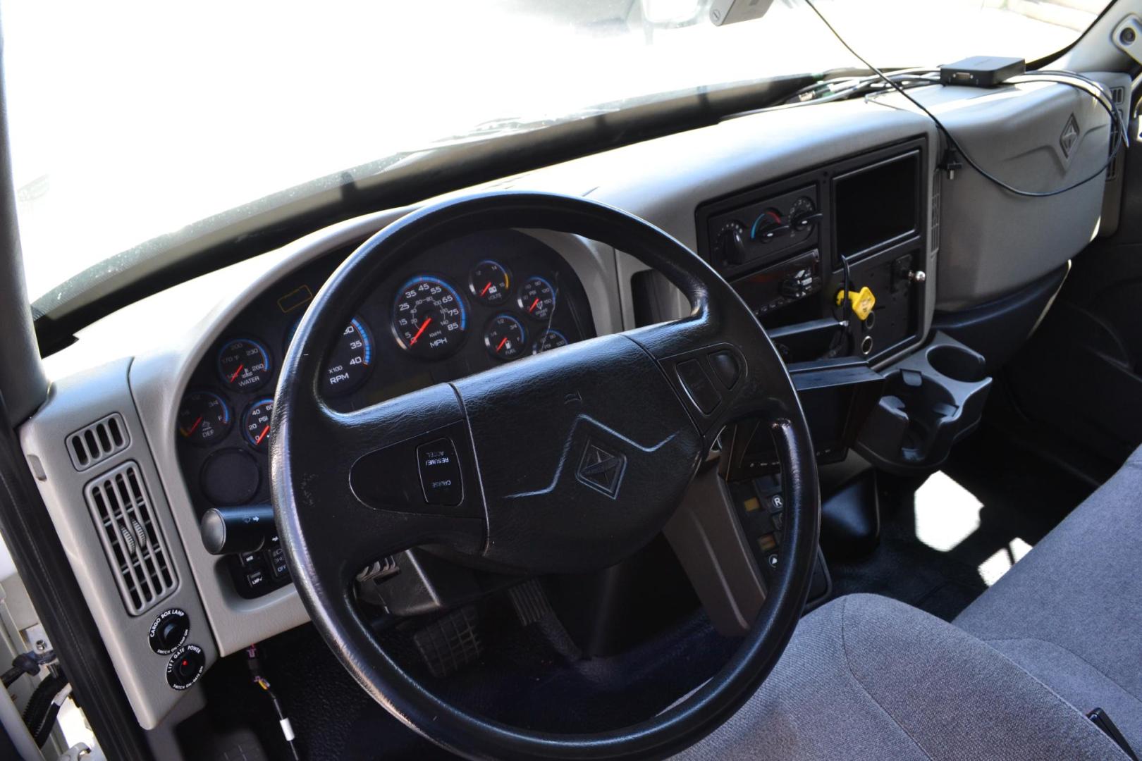 2018 WHITE /GRAY INTERNATIONAL 4300 with an CUMMINS ISB 6.7L 240HP engine, EATON FULLER PROCISION AUTOMATIC transmission, located at 9172 North Fwy, Houston, TX, 77037, (713) 910-6868, 29.887470, -95.411903 - 25,999 LB GVWR NON CDL, MORGAN 26 FT BOX, HEIGHT 97" X WIDTH 102", WALTCO, 3,000 LB ALUMINUM LIFT GATE, SPRING SUSPENSION, 90 GALLON FUEL TANK, POWER WINDOWS, LOCKS & MIRRORS, REVERSE CAMERA - Photo#13