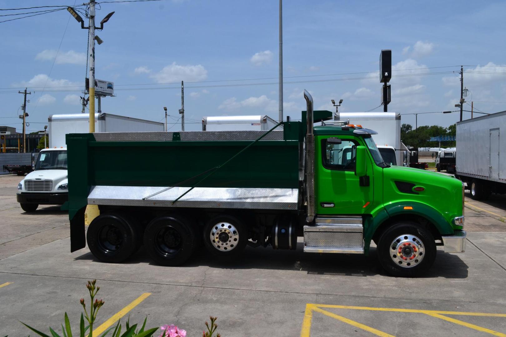 2018 GREEN /GRAY PETERBILT 567 (1XPCD49X8JD) with an CUMMINS X15 14.9L 450 HP engine, EATON FULLER 12 SPD AUTOSHIFT transmission, located at 9172 North Fwy, Houston, TX, 77037, (713) 910-6868, 29.887470, -95.411903 - 16.5 FT DUMP BED, 17 CUBIC YARDS, 14,300 LB FRONT AXLE, 40,000 LB REAR AXLE, 13,000 LB STEERABLE PUSHER AXLE, AIR TRAC SUSPENSION, FULL LOCKERS, ENGINE BRAKE, 70 GALLON FUEL TANK, RATIO; 3.36, ELECTRIC TARP M - Photo#3