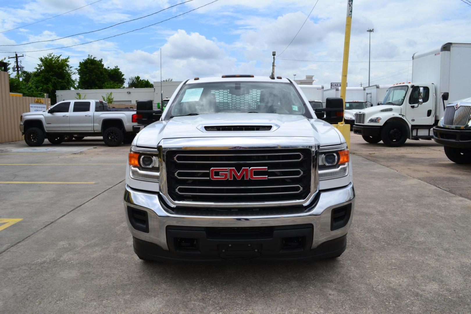 2018 WHITE /BLACK GMC 3500 HD with an DURAMX 6.6 L TURBO DIESEL engine, ALLISON 6 SPD AUTOMATIC transmission, located at 9172 North Fwy, Houston, TX, 77037, (713) 910-6868, 29.887470, -95.411903 - 9 FT FLATBED X 96" WIDE, GOOSENECK/ BUMPER PULL HITCH, 2 X TOOLBOXES, EXHAUST BRAKE, POWER WINDOWS, LOCKS, & MIRRORS - Photo#1