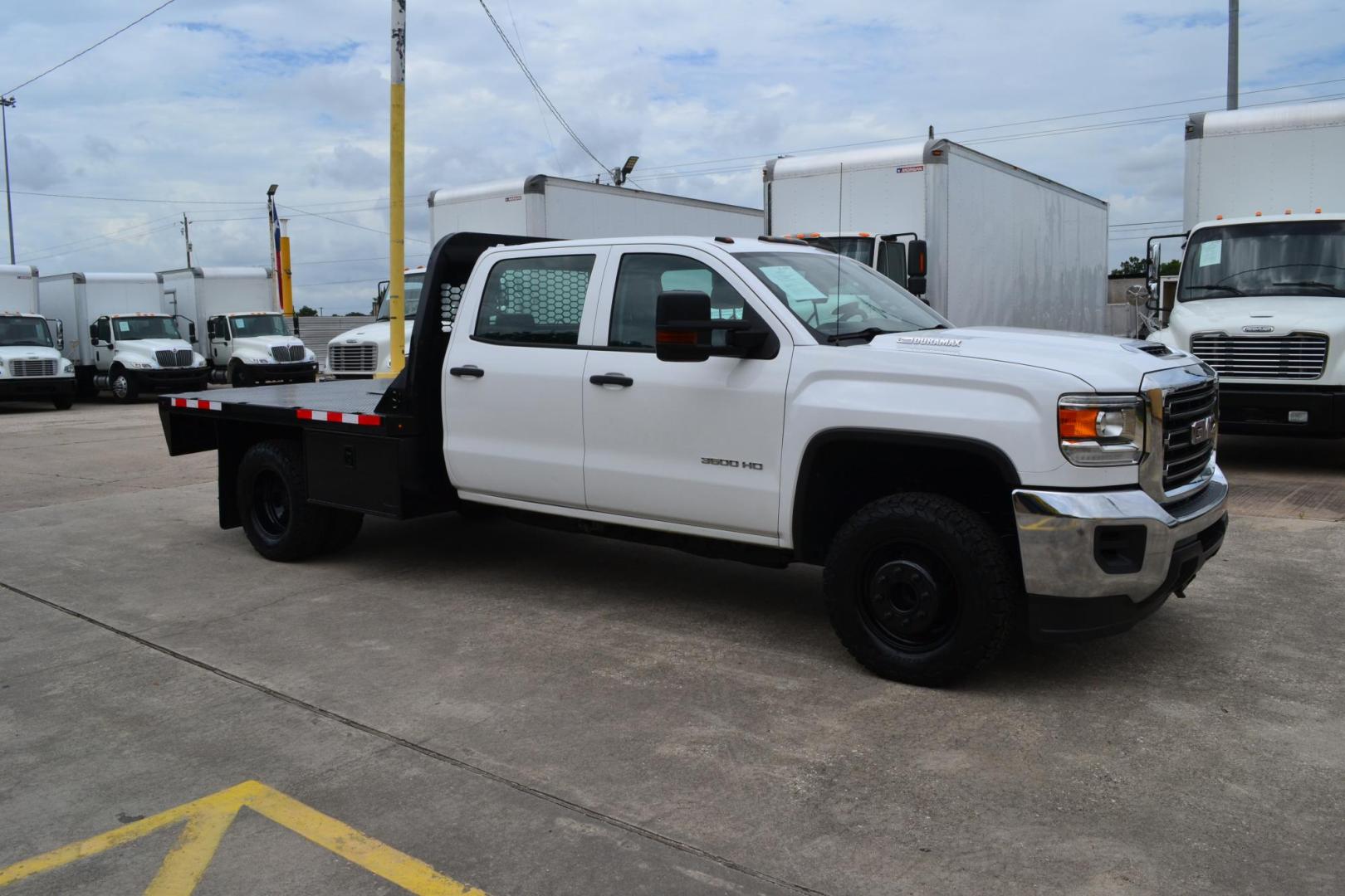 2018 WHITE /BLACK GMC 3500 HD with an DURAMX 6.6 L TURBO DIESEL engine, ALLISON 6 SPD AUTOMATIC transmission, located at 9172 North Fwy, Houston, TX, 77037, (713) 910-6868, 29.887470, -95.411903 - 9 FT FLATBED X 96" WIDE, GOOSENECK/ BUMPER PULL HITCH, 2 X TOOLBOXES, EXHAUST BRAKE, POWER WINDOWS, LOCKS, & MIRRORS - Photo#2