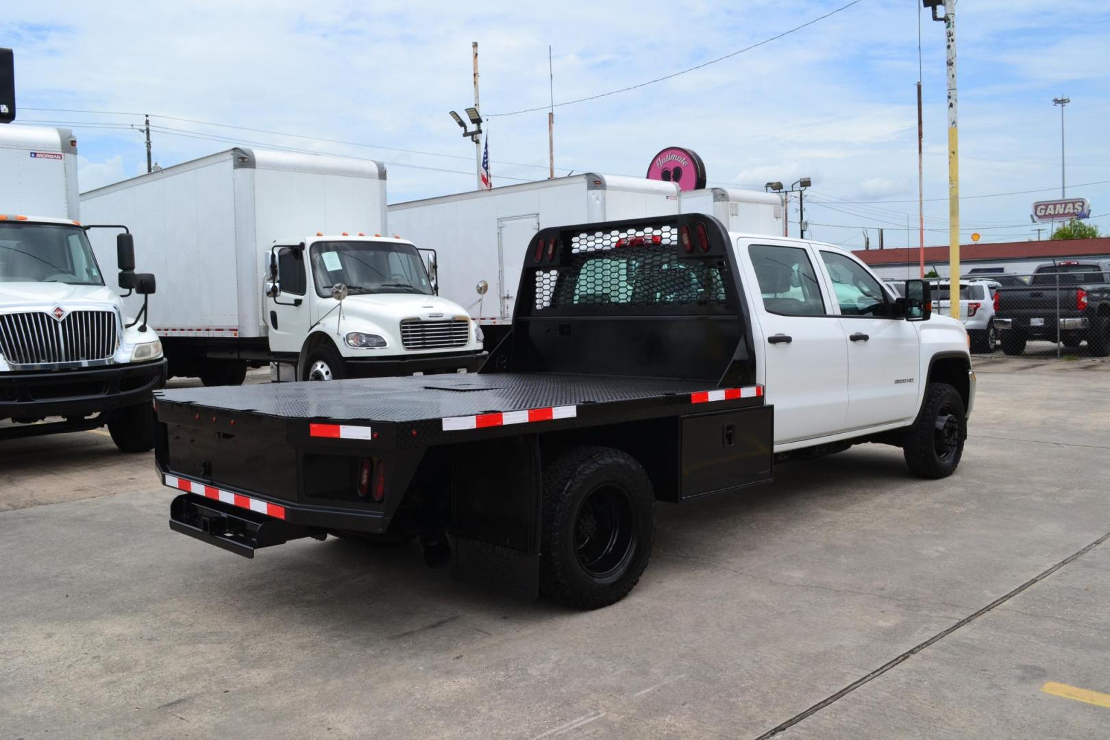2018 WHITE /BLACK GMC 3500 HD with an DURAMX 6.6 L TURBO DIESEL engine, ALLISON 6 SPD AUTOMATIC transmission, located at 9172 North Fwy, Houston, TX, 77037, (713) 910-6868, 29.887470, -95.411903 - 9 FT FLATBED X 96" WIDE, GOOSENECK/ BUMPER PULL HITCH, 2 X TOOLBOXES, EXHAUST BRAKE, POWER WINDOWS, LOCKS, & MIRRORS - Photo#4