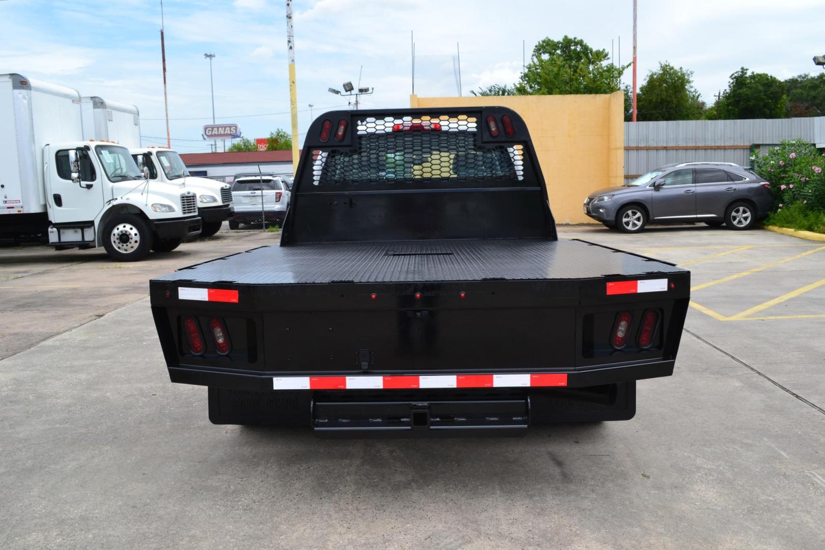 2018 WHITE /BLACK GMC 3500 HD with an DURAMX 6.6 L TURBO DIESEL engine, ALLISON 6 SPD AUTOMATIC transmission, located at 9172 North Fwy, Houston, TX, 77037, (713) 910-6868, 29.887470, -95.411903 - 9 FT FLATBED X 96" WIDE, GOOSENECK/ BUMPER PULL HITCH, 2 X TOOLBOXES, EXHAUST BRAKE, POWER WINDOWS, LOCKS, & MIRRORS - Photo#5
