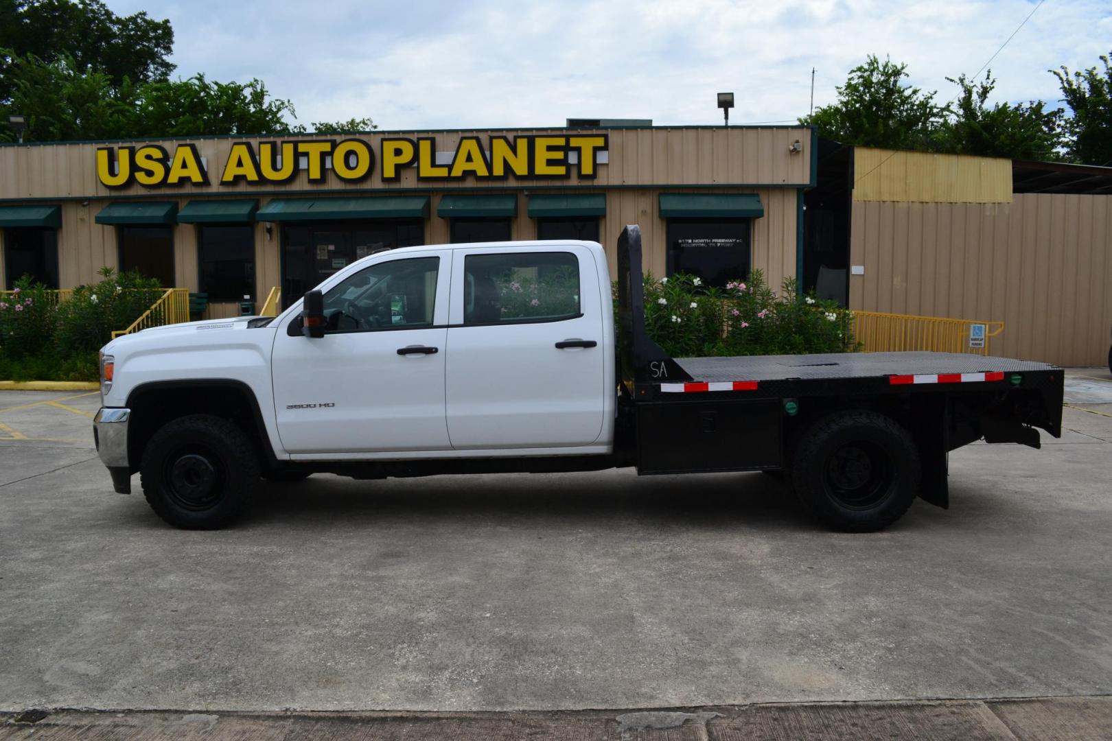 2018 WHITE /BLACK GMC 3500 HD with an DURAMX 6.6 L TURBO DIESEL engine, ALLISON 6 SPD AUTOMATIC transmission, located at 9172 North Fwy, Houston, TX, 77037, (713) 910-6868, 29.887470, -95.411903 - 9 FT FLATBED X 96" WIDE, GOOSENECK/ BUMPER PULL HITCH, 2 X TOOLBOXES, EXHAUST BRAKE, POWER WINDOWS, LOCKS, & MIRRORS - Photo#7