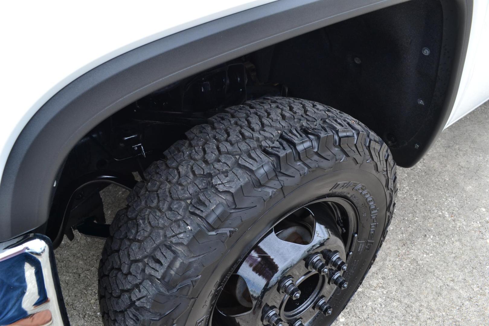 2018 WHITE /BLACK GMC 3500 HD with an DURAMX 6.6 L TURBO DIESEL engine, ALLISON 6 SPD AUTOMATIC transmission, located at 9172 North Fwy, Houston, TX, 77037, (713) 910-6868, 29.887470, -95.411903 - 9 FT FLATBED X 96" WIDE, GOOSENECK/ BUMPER PULL HITCH, 2 X TOOLBOXES, EXHAUST BRAKE, POWER WINDOWS, LOCKS, & MIRRORS - Photo#11