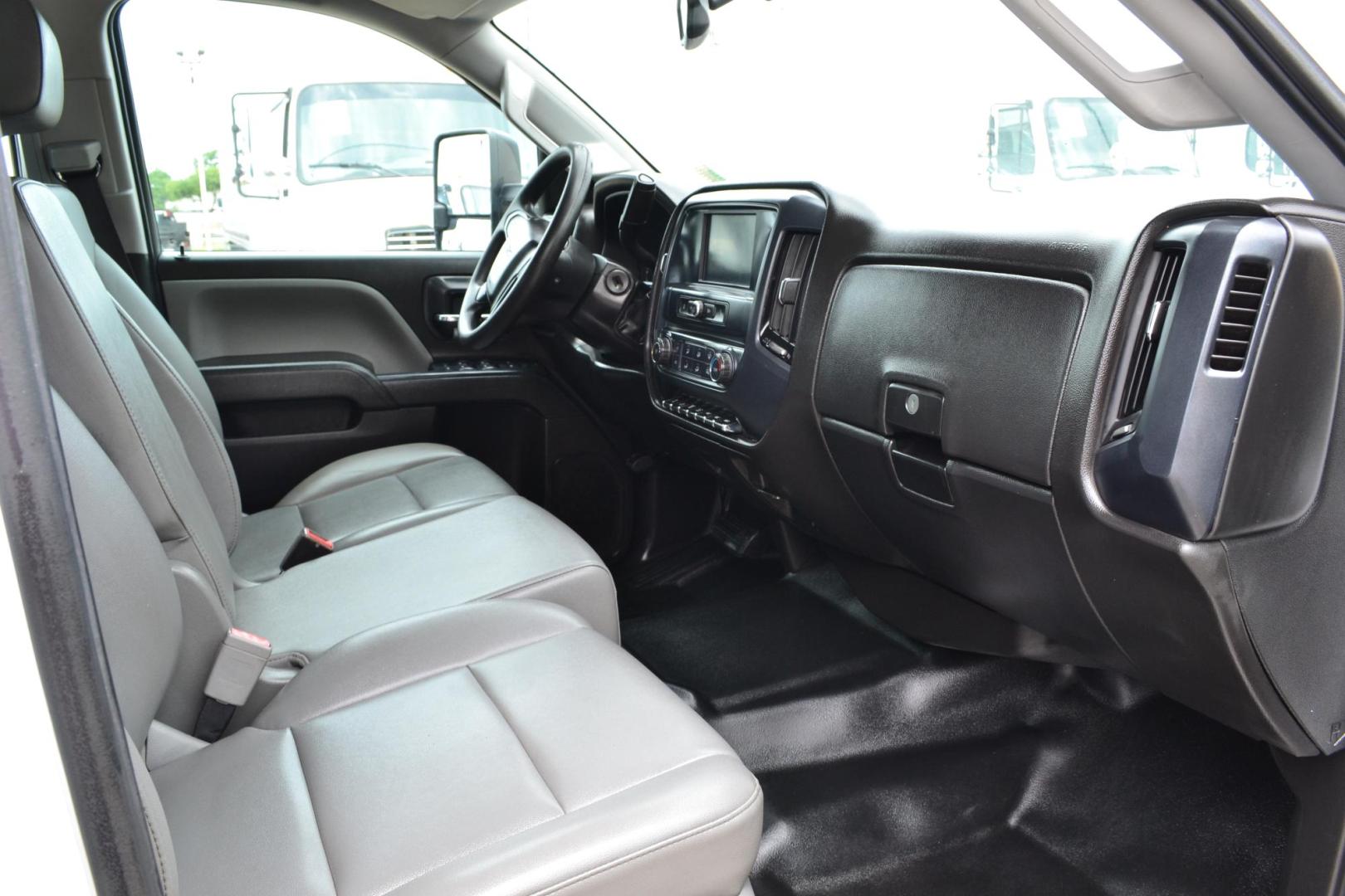 2018 WHITE /BLACK GMC 3500 HD with an DURAMX 6.6 L TURBO DIESEL engine, ALLISON 6 SPD AUTOMATIC transmission, located at 9172 North Fwy, Houston, TX, 77037, (713) 910-6868, 29.887470, -95.411903 - 9 FT FLATBED X 96" WIDE, GOOSENECK/ BUMPER PULL HITCH, 2 X TOOLBOXES, EXHAUST BRAKE, POWER WINDOWS, LOCKS, & MIRRORS - Photo#18