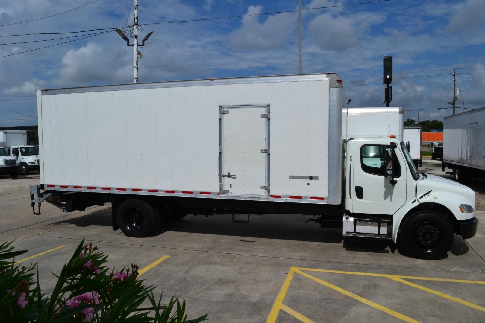 2019 WHITE /BLACK FREIGHTLINER M2-106 (3ALACWFC1KD) with an CUMMINS ISB 6.7L 240HP engine, ALLISON 2500RDS AUTOMATIC transmission, located at 9172 North Fwy, Houston, TX, 77037, (713) 910-6868, 29.887470, -95.411903 - 26,000 LB GVWR NON CDL, MORGAN 26 FT BOX, HEIGHT 103" X WIDTH 102", CURBSIDE DOOR, MAXON 3,000 LB ALUMINUM LIFT GATE W/ RAMP, AIR RIDE SUSPENSION, POWER WINDOWS & LOCKS, HEATED MIRRORS, EXHAUST BRAKE - Photo#3
