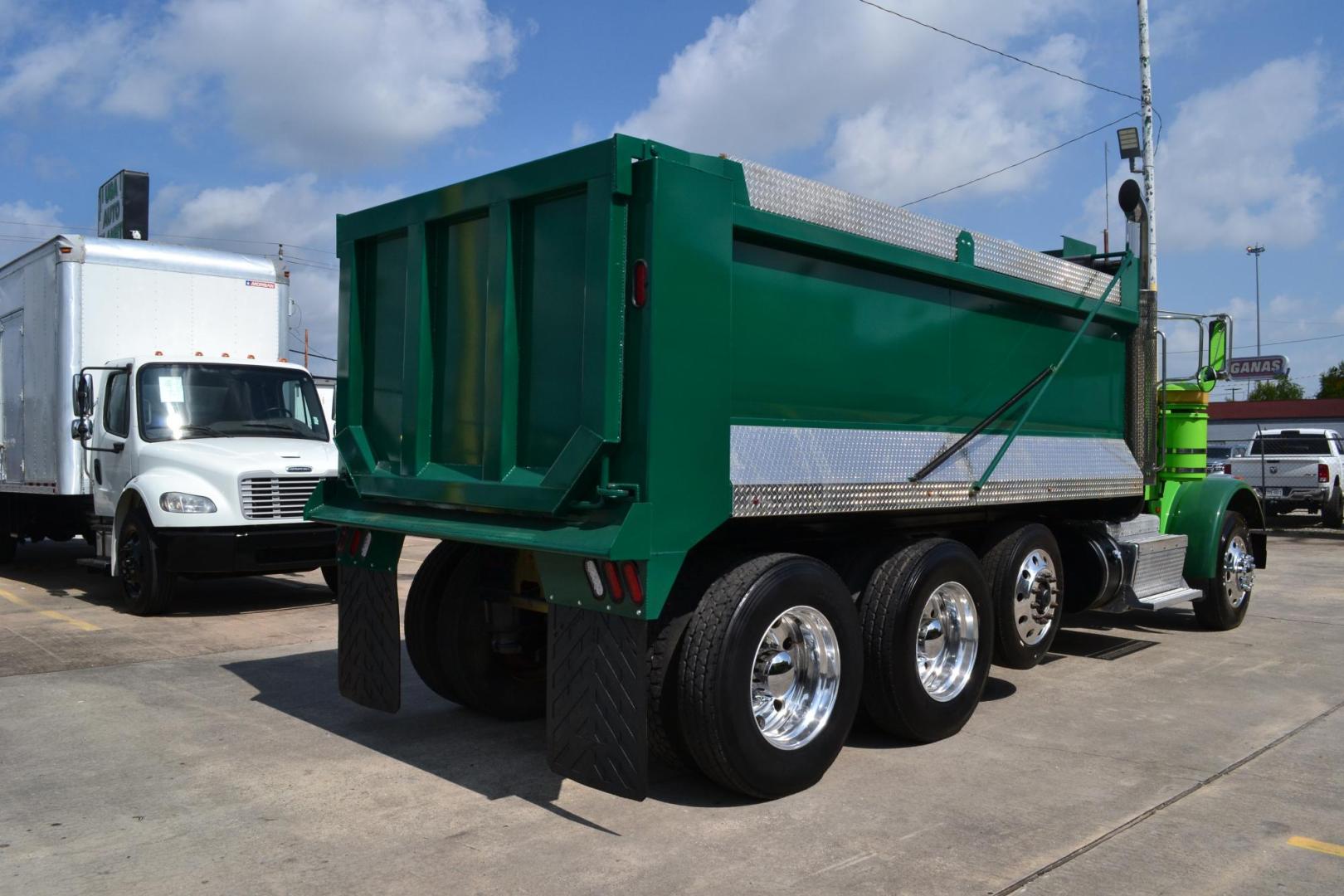 2012 GREEN /BLACK PETERBILT 367 (1XPTD49X3CD) with an CUMMINS X15 14.9L 485 HP engine, 13 SPD MANUAL transmission, located at 9172 North Fwy, Houston, TX, 77037, (713) 910-6868, 29.887470, -95.411903 - 16 FT DUMP BODY, 17 CUBIC YARDS, PETERBILT AIR TRAC SUSPENSION, FULL LOCKERS, ENGINE BRAKE, 12K FRONT , 40K REAR, 13K LIFT AXLE , POWER WINDOWS, LOCKS AND MIRRORS - Photo#4