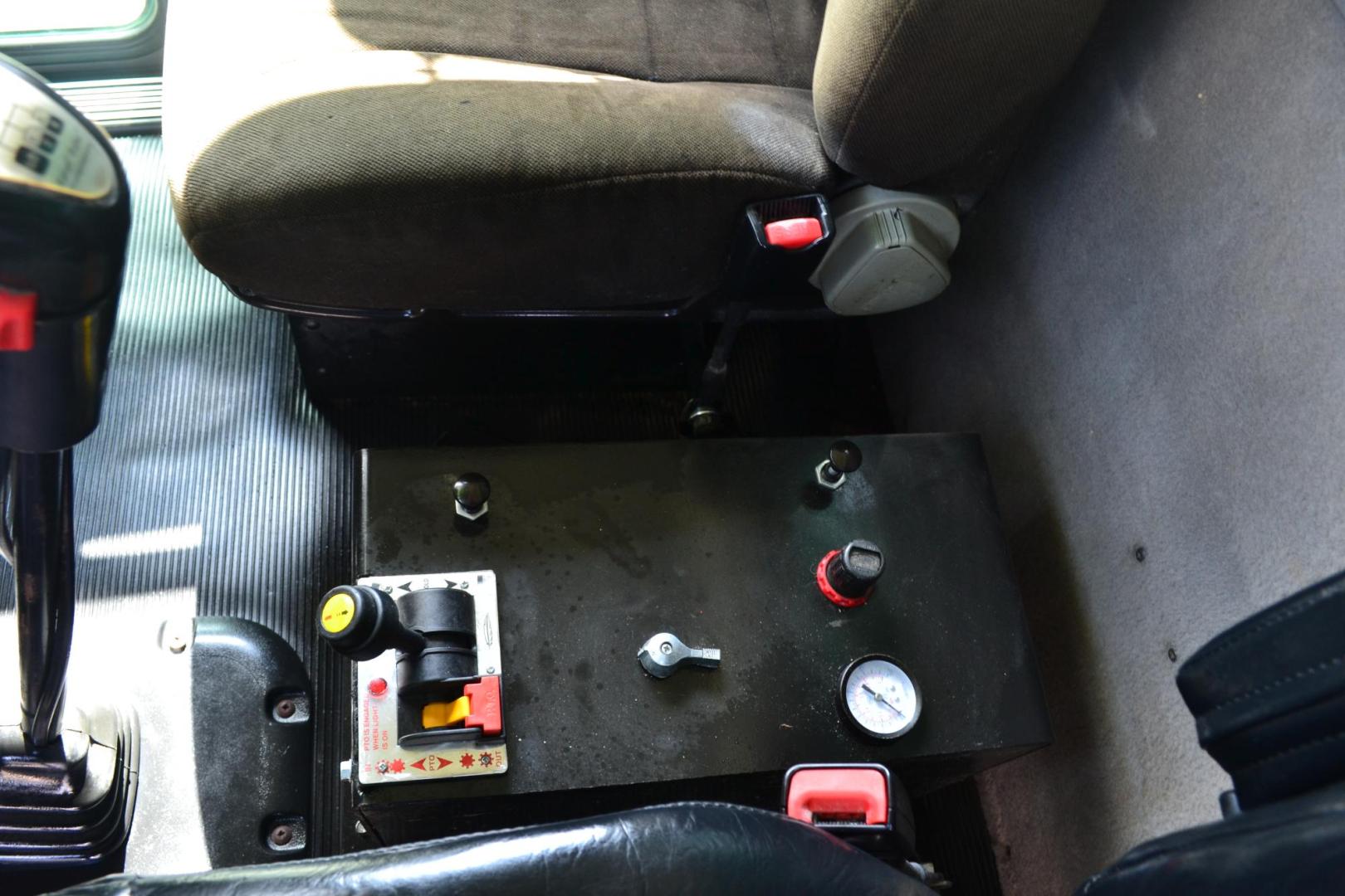 2012 GREEN /BLACK PETERBILT 367 (1XPTD49X3CD) with an CUMMINS X15 14.9L 485 HP engine, 13 SPD MANUAL transmission, located at 9172 North Fwy, Houston, TX, 77037, (713) 910-6868, 29.887470, -95.411903 - 16 FT DUMP BODY, 17 CUBIC YARDS, PETERBILT AIR TRAC SUSPENSION, FULL LOCKERS, ENGINE BRAKE, 12K FRONT , 40K REAR, 13K LIFT AXLE , POWER WINDOWS, LOCKS AND MIRRORS - Photo#7