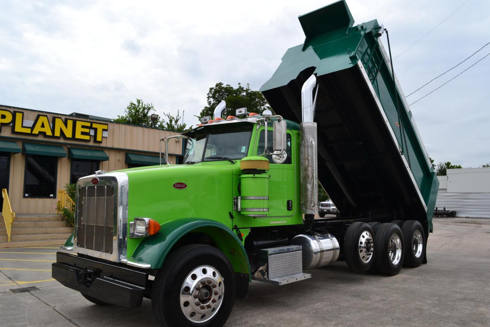 2012 GREEN /BLACK PETERBILT 367 (1XPTD49X3CD) with an CUMMINS X15 14.9L 485 HP engine, 13 SPD MANUAL transmission, located at 9172 North Fwy, Houston, TX, 77037, (713) 910-6868, 29.887470, -95.411903 - 16 FT DUMP BODY, 17 CUBIC YARDS, PETERBILT AIR TRAC SUSPENSION, FULL LOCKERS, ENGINE BRAKE, 12K FRONT , 40K REAR, 13K LIFT AXLE , POWER WINDOWS, LOCKS AND MIRRORS - Photo#8