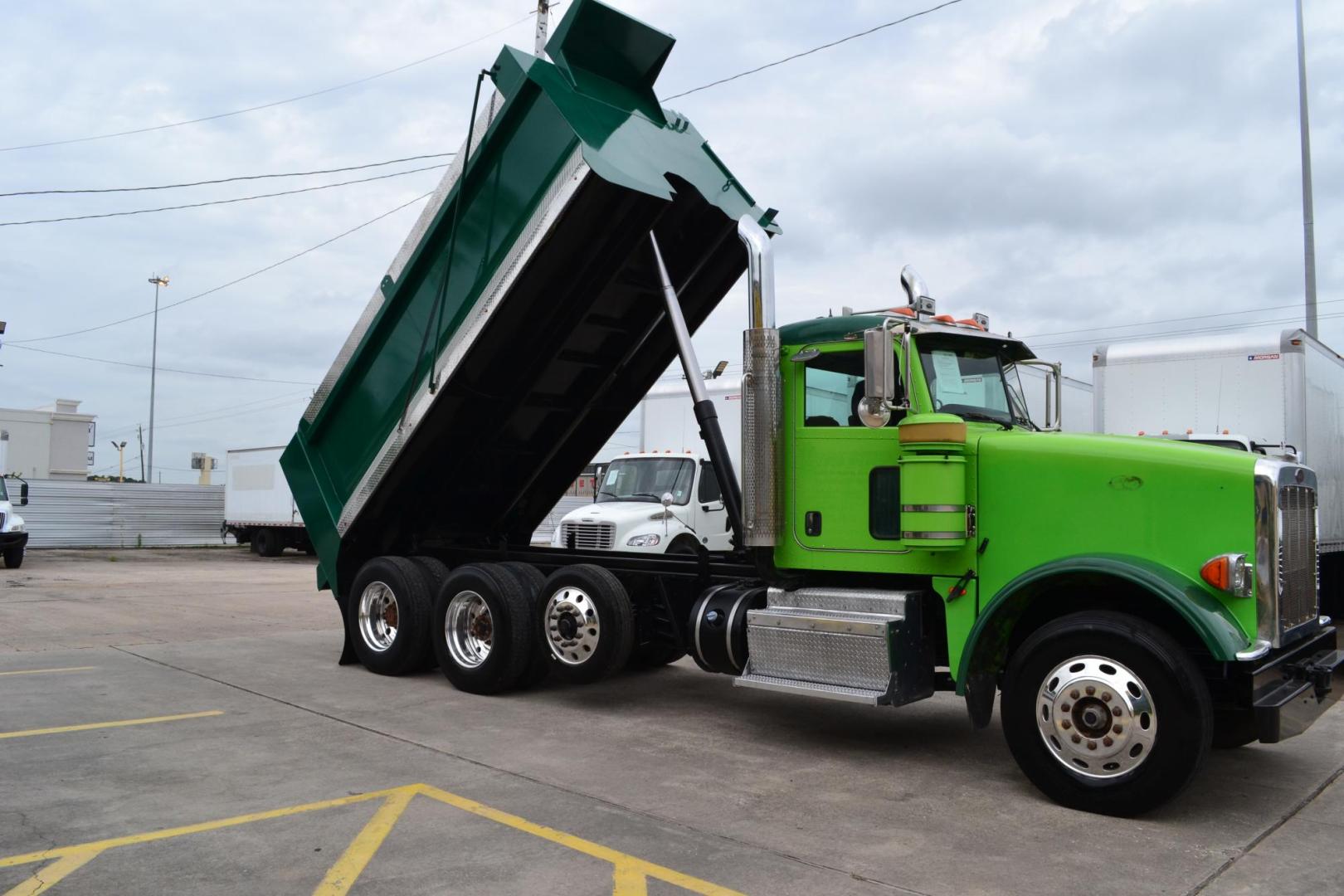 2012 GREEN /BLACK PETERBILT 367 (1XPTD49X3CD) with an CUMMINS X15 14.9L 485 HP engine, 13 SPD MANUAL transmission, located at 9172 North Fwy, Houston, TX, 77037, (713) 910-6868, 29.887470, -95.411903 - 16 FT DUMP BODY, 17 CUBIC YARDS, PETERBILT AIR TRAC SUSPENSION, FULL LOCKERS, ENGINE BRAKE, 12K FRONT , 40K REAR, 13K LIFT AXLE , POWER WINDOWS, LOCKS AND MIRRORS - Photo#9