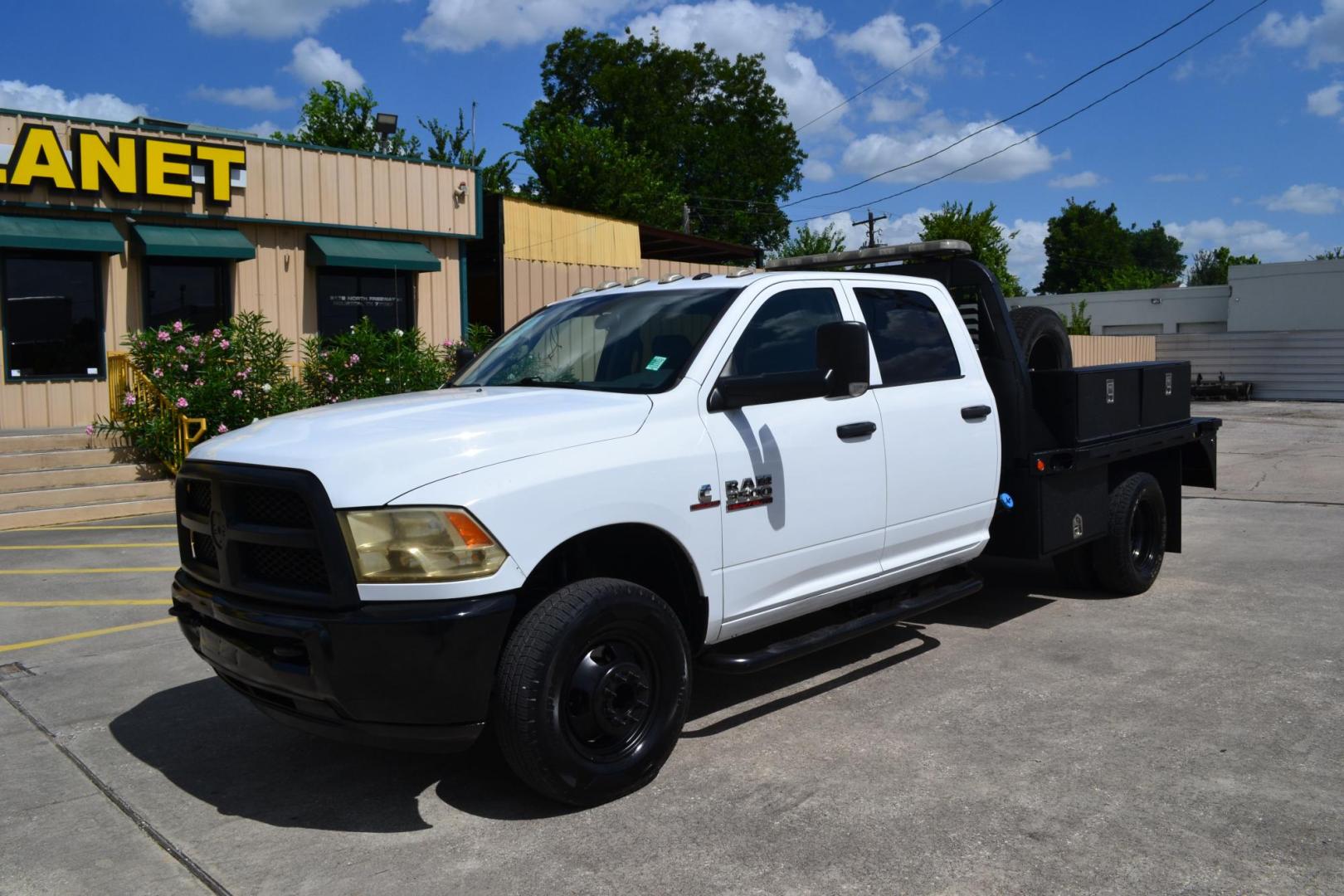 2018 WHITE /BLACK RAM 3500 HD (3C7WRSCL2JG) with an CUMMINS 6.7L TURBO DIESEL engine, 6SPD AUTOMATIC transmission, located at 9172 North Fwy, Houston, TX, 77037, (713) 910-6868, 29.887470, -95.411903 - 9 FT FLATBED X 97" WIDE, GOOSENECK/BUMPER PULL HITCH, CREW CAB, EXHAUST BRAKE, AUXILIARY FUEL TANK, 6 X BOXES - Photo#0