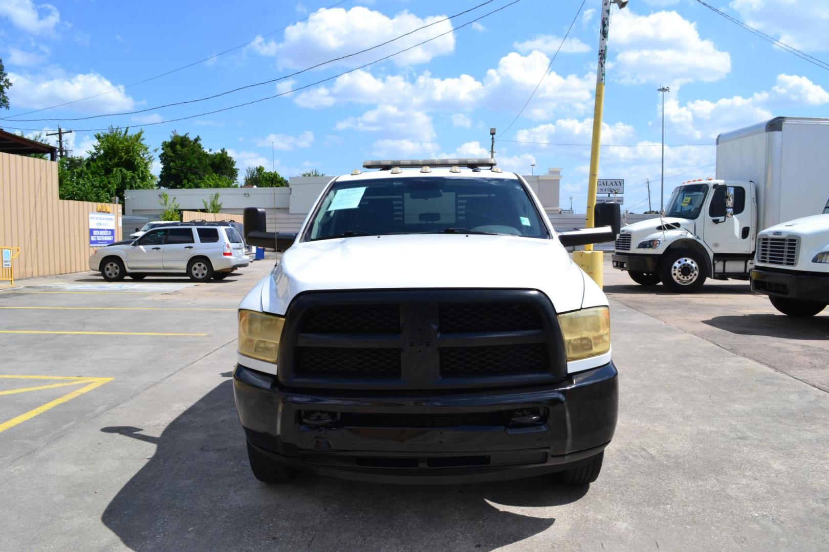 2018 WHITE /BLACK RAM 3500 HD (3C7WRSCL2JG) with an CUMMINS 6.7L TURBO DIESEL engine, 6SPD AUTOMATIC transmission, located at 9172 North Fwy, Houston, TX, 77037, (713) 910-6868, 29.887470, -95.411903 - 9 FT FLATBED X 97" WIDE, GOOSENECK/BUMPER PULL HITCH, CREW CAB, EXHAUST BRAKE, AUXILIARY FUEL TANK, 6 X BOXES - Photo#1