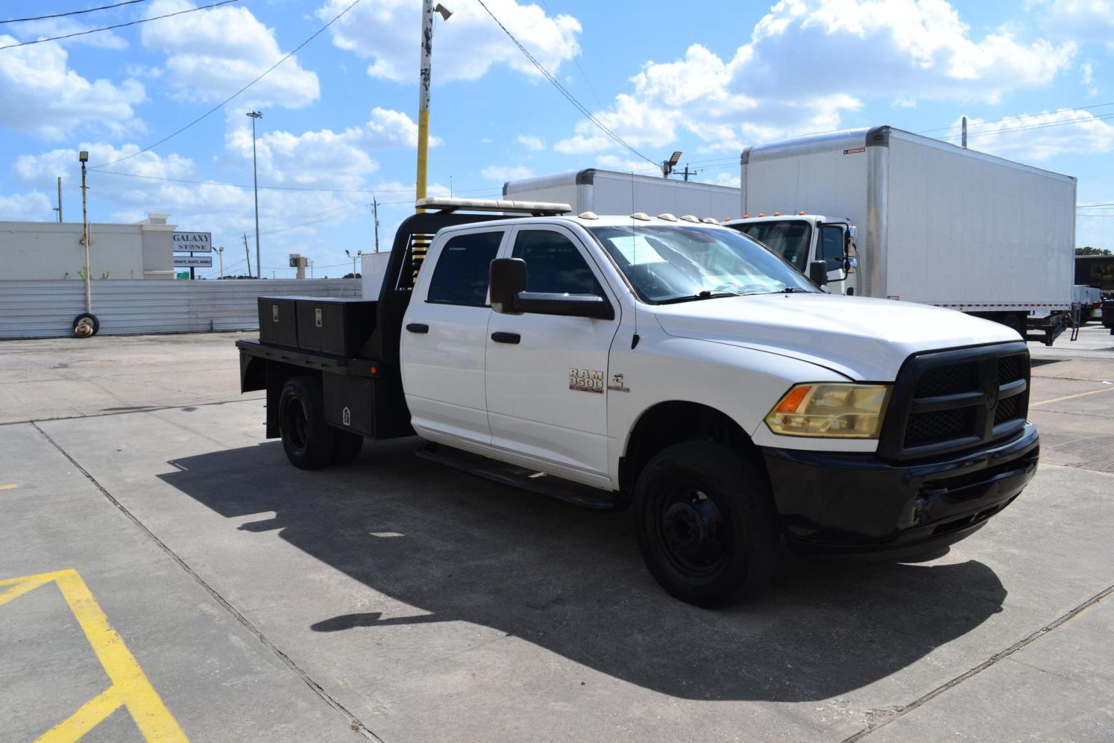 2018 WHITE /BLACK RAM 3500 HD (3C7WRSCL2JG) with an CUMMINS 6.7L TURBO DIESEL engine, 6SPD AUTOMATIC transmission, located at 9172 North Fwy, Houston, TX, 77037, (713) 910-6868, 29.887470, -95.411903 - 9 FT FLATBED X 97" WIDE, GOOSENECK/BUMPER PULL HITCH, CREW CAB, EXHAUST BRAKE, AUXILIARY FUEL TANK, 6 X BOXES - Photo#2