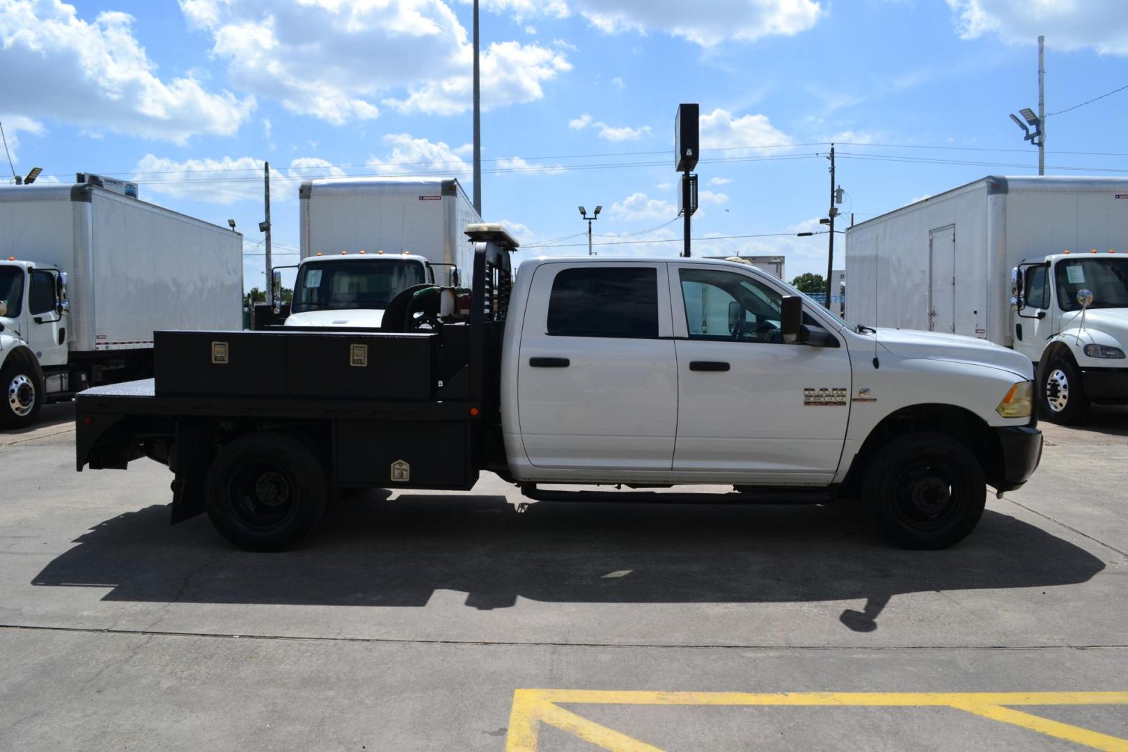2018 WHITE /BLACK RAM 3500 HD (3C7WRSCL2JG) with an CUMMINS 6.7L TURBO DIESEL engine, 6SPD AUTOMATIC transmission, located at 9172 North Fwy, Houston, TX, 77037, (713) 910-6868, 29.887470, -95.411903 - 9 FT FLATBED X 97" WIDE, GOOSENECK/BUMPER PULL HITCH, CREW CAB, EXHAUST BRAKE, AUXILIARY FUEL TANK, 6 X BOXES - Photo#3