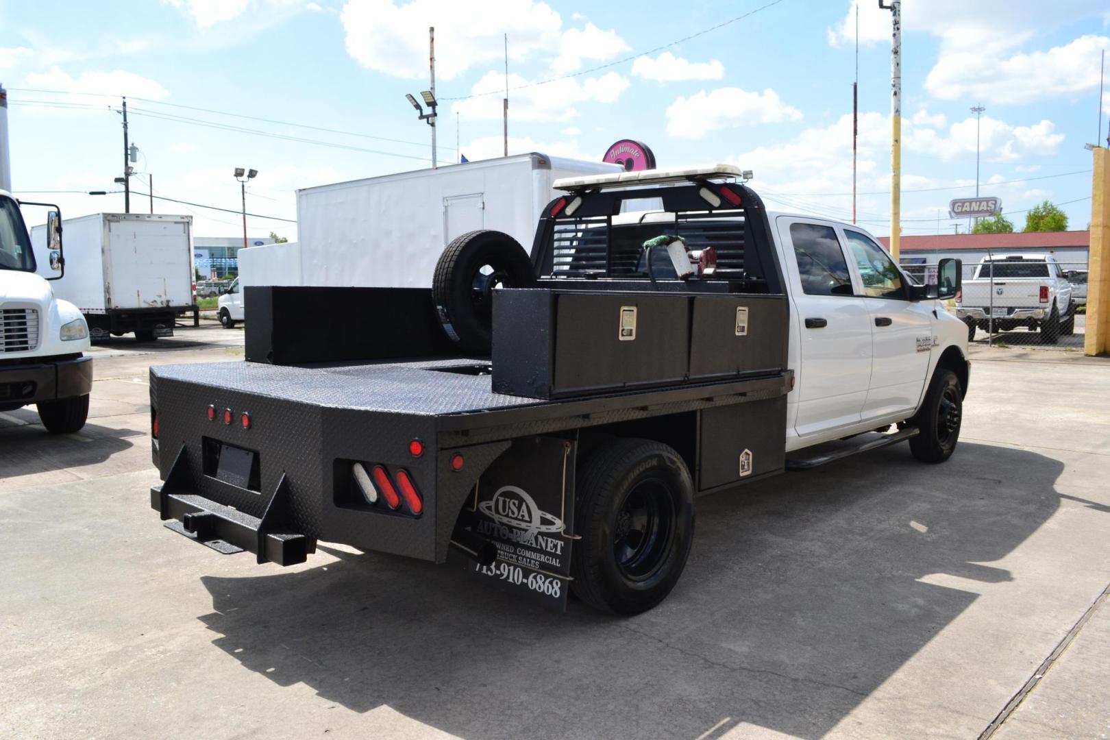 2018 WHITE /BLACK RAM 3500 HD (3C7WRSCL2JG) with an CUMMINS 6.7L TURBO DIESEL engine, 6SPD AUTOMATIC transmission, located at 9172 North Fwy, Houston, TX, 77037, (713) 910-6868, 29.887470, -95.411903 - 9 FT FLATBED X 97" WIDE, GOOSENECK/BUMPER PULL HITCH, CREW CAB, EXHAUST BRAKE, AUXILIARY FUEL TANK, 6 X BOXES - Photo#4