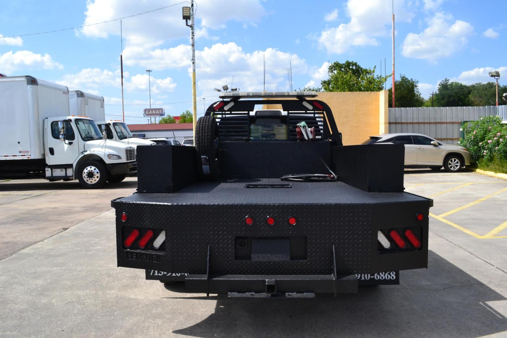 2018 WHITE /BLACK RAM 3500 HD (3C7WRSCL2JG) with an CUMMINS 6.7L TURBO DIESEL engine, 6SPD AUTOMATIC transmission, located at 9172 North Fwy, Houston, TX, 77037, (713) 910-6868, 29.887470, -95.411903 - 9 FT FLATBED X 97" WIDE, GOOSENECK/BUMPER PULL HITCH, CREW CAB, EXHAUST BRAKE, AUXILIARY FUEL TANK, 6 X BOXES - Photo#5
