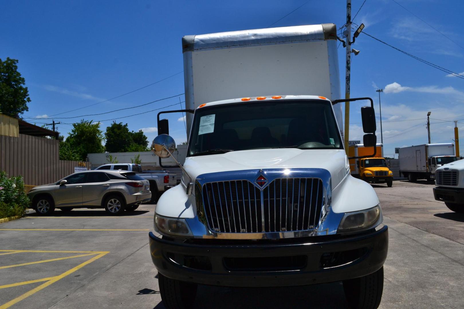 2017 WHITE /GRAY INTERNATIONAL 4300 (1HTMMMML7HH) with an CUMMINS ISB 6.7L 240HP engine, ALLISON 2200RDS AUTOMATIC transmission, located at 9172 North Fwy, Houston, TX, 77037, (713) 910-6868, 29.887470, -95.411903 - 26,000 LB GVWR NON CDL, MORGAN 26 FT BOX, HEIGHT 103" X WIDTH 102", 3,000 LB WALTCO ALUMINUM LIFT GATE, AIR RIDE SUSPENSION, 90 GALLON FUEL TANKS, POWER WINDOWS & LOCKS - Photo#1