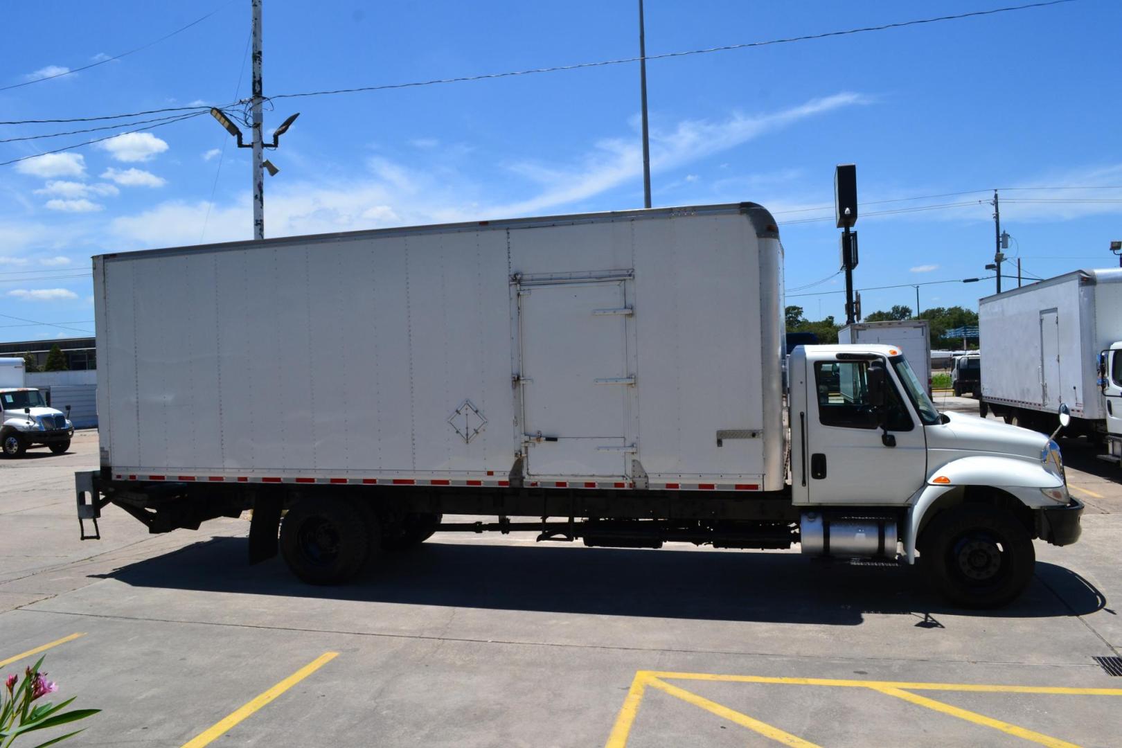 2017 WHITE /GRAY INTERNATIONAL 4300 (1HTMMMML7HH) with an CUMMINS ISB 6.7L 240HP engine, ALLISON 2200RDS AUTOMATIC transmission, located at 9172 North Fwy, Houston, TX, 77037, (713) 910-6868, 29.887470, -95.411903 - 26,000 LB GVWR NON CDL, MORGAN 26 FT BOX, HEIGHT 103" X WIDTH 102", 3,000 LB WALTCO ALUMINUM LIFT GATE, AIR RIDE SUSPENSION, 90 GALLON FUEL TANKS, POWER WINDOWS & LOCKS - Photo#3