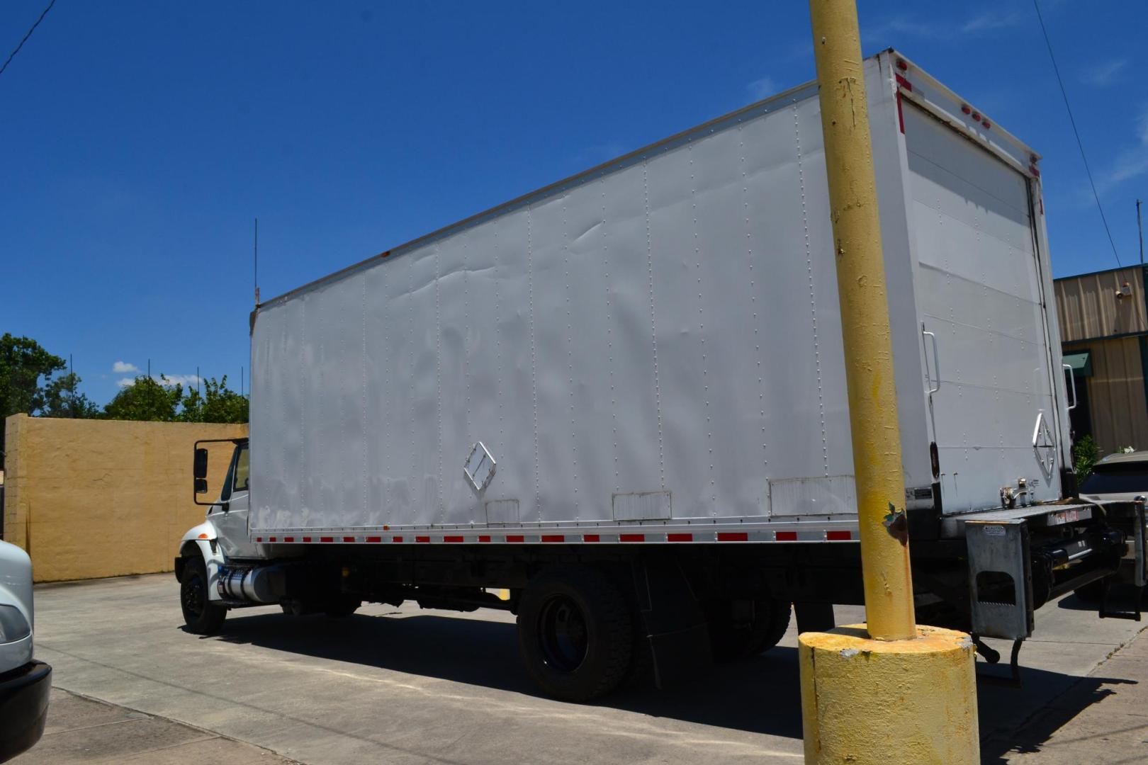 2017 WHITE /GRAY INTERNATIONAL 4300 (1HTMMMML7HH) with an CUMMINS ISB 6.7L 240HP engine, ALLISON 2200RDS AUTOMATIC transmission, located at 9172 North Fwy, Houston, TX, 77037, (713) 910-6868, 29.887470, -95.411903 - 26,000 LB GVWR NON CDL, MORGAN 26 FT BOX, HEIGHT 103" X WIDTH 102", 3,000 LB WALTCO ALUMINUM LIFT GATE, AIR RIDE SUSPENSION, 90 GALLON FUEL TANKS, POWER WINDOWS & LOCKS - Photo#6