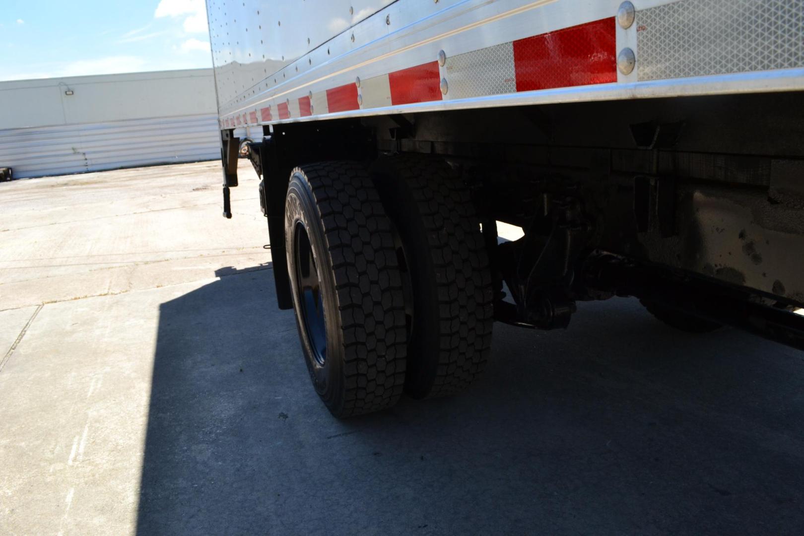 2017 WHITE /GRAY INTERNATIONAL 4300 (1HTMMMML7HH) with an CUMMINS ISB 6.7L 240HP engine, ALLISON 2200RDS AUTOMATIC transmission, located at 9172 North Fwy, Houston, TX, 77037, (713) 910-6868, 29.887470, -95.411903 - 26,000 LB GVWR NON CDL, MORGAN 26 FT BOX, HEIGHT 103" X WIDTH 102", 3,000 LB WALTCO ALUMINUM LIFT GATE, AIR RIDE SUSPENSION, 90 GALLON FUEL TANKS, POWER WINDOWS & LOCKS - Photo#8