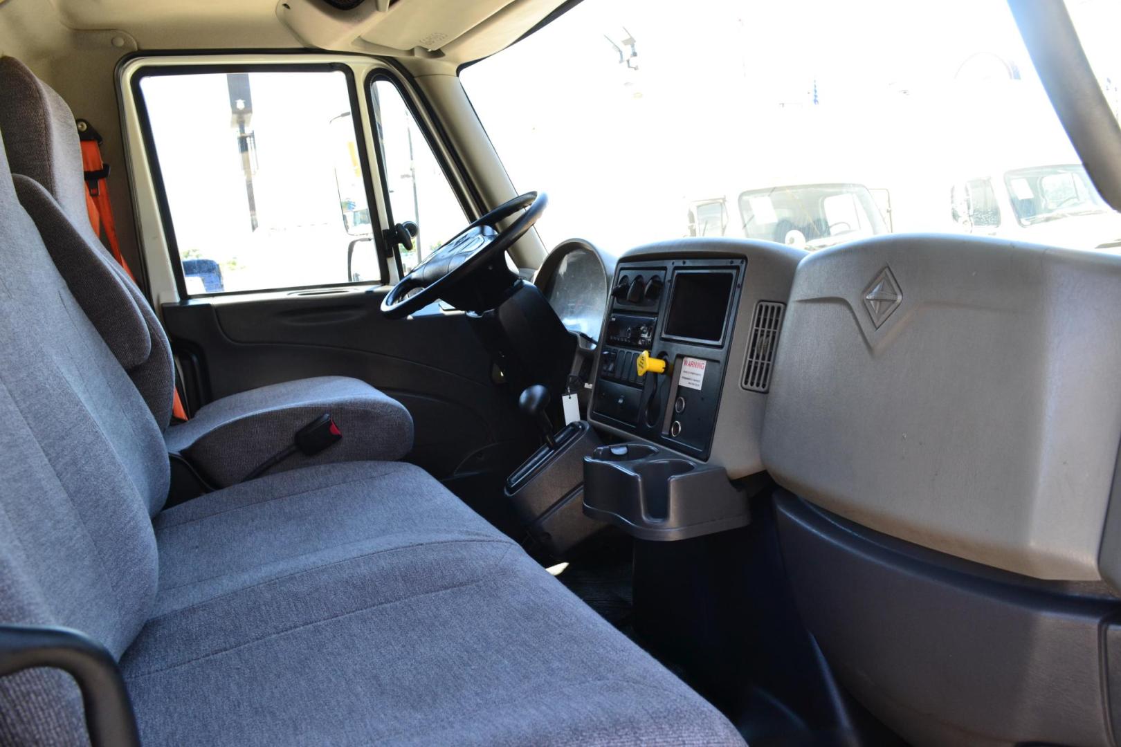 2017 WHITE /GRAY INTERNATIONAL 4300 (1HTMMMML7HH) with an CUMMINS ISB 6.7L 240HP engine, ALLISON 2200RDS AUTOMATIC transmission, located at 9172 North Fwy, Houston, TX, 77037, (713) 910-6868, 29.887470, -95.411903 - 26,000 LB GVWR NON CDL, MORGAN 26 FT BOX, HEIGHT 103" X WIDTH 102", 3,000 LB WALTCO ALUMINUM LIFT GATE, AIR RIDE SUSPENSION, 90 GALLON FUEL TANKS, POWER WINDOWS & LOCKS - Photo#12