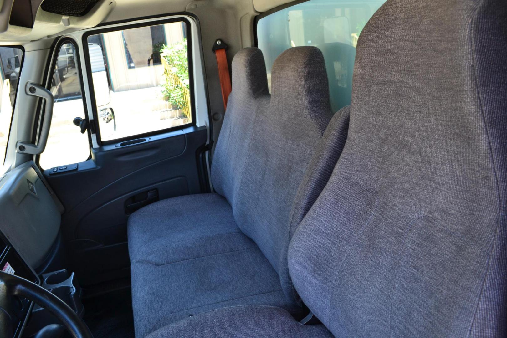 2017 WHITE /GRAY INTERNATIONAL 4300 (1HTMMMML7HH) with an CUMMINS ISB 6.7L 240HP engine, ALLISON 2200RDS AUTOMATIC transmission, located at 9172 North Fwy, Houston, TX, 77037, (713) 910-6868, 29.887470, -95.411903 - 26,000 LB GVWR NON CDL, MORGAN 26 FT BOX, HEIGHT 103" X WIDTH 102", 3,000 LB WALTCO ALUMINUM LIFT GATE, AIR RIDE SUSPENSION, 90 GALLON FUEL TANKS, POWER WINDOWS & LOCKS - Photo#13