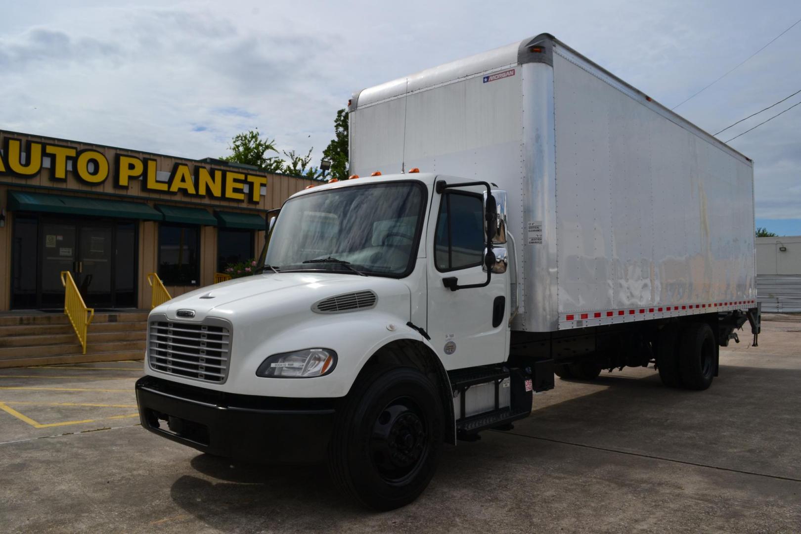 2018 WHITE /BLACK FREIGHTLINER M2-106 (3ALACWFC5JD) with an CUMMINS B6.7L 240HP engine, ALLISON 2500RDS AUTOMATIC transmission, located at 9172 North Fwy, Houston, TX, 77037, (713) 910-6868, 29.887470, -95.411903 - 26,000 LB GVWR NON CDL, MORGAN 26 FT BOX , HEIGHT 103" X WIDTH 102", AIR RIDE SUSPENSION, WALTCO 3,000 LB ALUMINUM LIFT GATE W/ RAMP , EXHAUST BRAKE, 90 GALLON FUEL TANKS, COLLISION MITIGATION, POWER WINDOWS & LOCKS - Photo#0