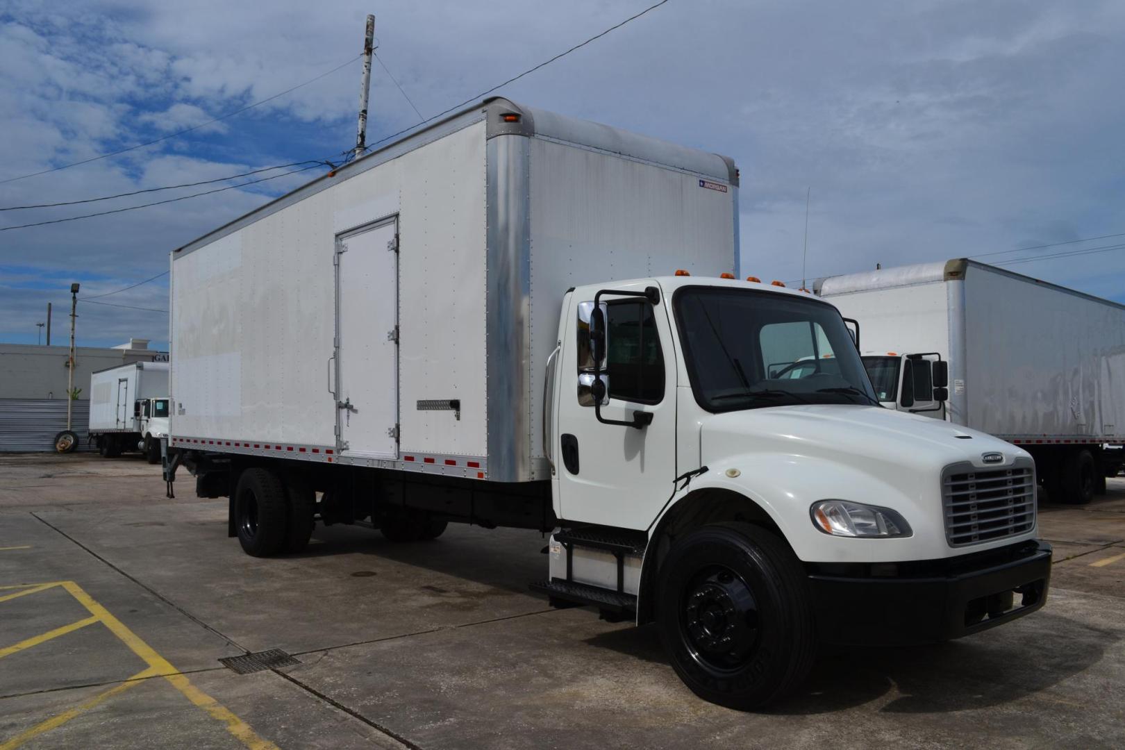 2018 WHITE /BLACK FREIGHTLINER M2-106 (3ALACWFC5JD) with an CUMMINS B6.7L 240HP engine, ALLISON 2500RDS AUTOMATIC transmission, located at 9172 North Fwy, Houston, TX, 77037, (713) 910-6868, 29.887470, -95.411903 - 26,000 LB GVWR NON CDL, MORGAN 26 FT BOX , HEIGHT 103" X WIDTH 102", AIR RIDE SUSPENSION, WALTCO 3,000 LB ALUMINUM LIFT GATE W/ RAMP , EXHAUST BRAKE, 90 GALLON FUEL TANKS, COLLISION MITIGATION, POWER WINDOWS & LOCKS - Photo#2