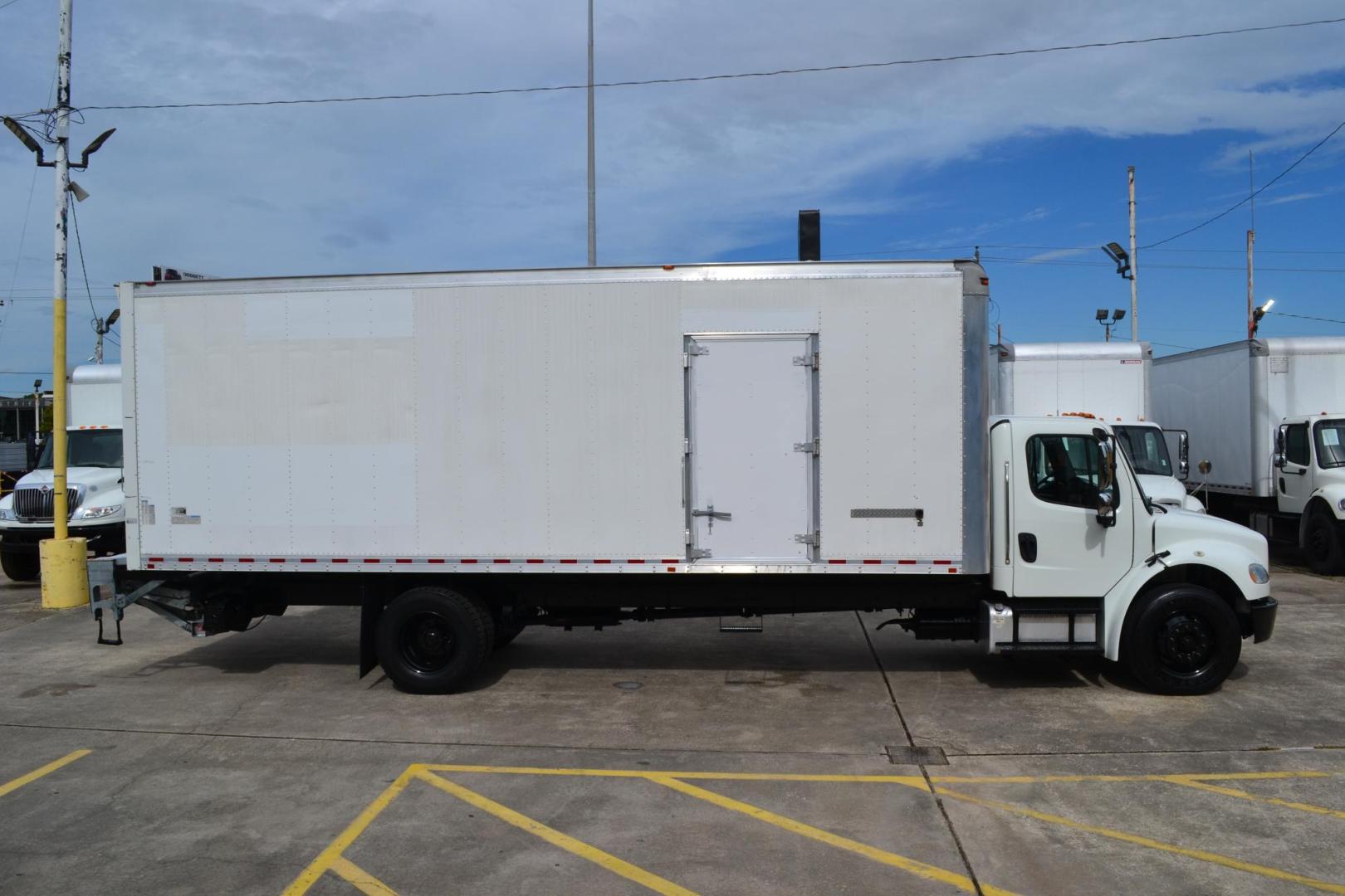 2018 WHITE /BLACK FREIGHTLINER M2-106 (3ALACWFC5JD) with an CUMMINS B6.7L 240HP engine, ALLISON 2500RDS AUTOMATIC transmission, located at 9172 North Fwy, Houston, TX, 77037, (713) 910-6868, 29.887470, -95.411903 - 26,000 LB GVWR NON CDL, MORGAN 26 FT BOX , HEIGHT 103" X WIDTH 102", AIR RIDE SUSPENSION, WALTCO 3,000 LB ALUMINUM LIFT GATE W/ RAMP , EXHAUST BRAKE, 90 GALLON FUEL TANKS, COLLISION MITIGATION, POWER WINDOWS & LOCKS - Photo#3