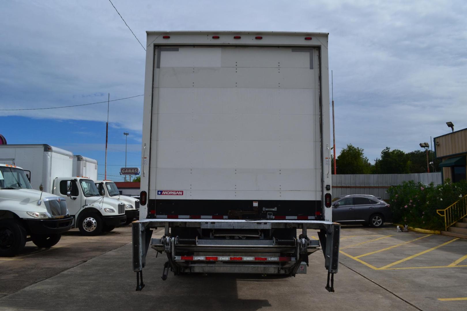 2018 WHITE /BLACK FREIGHTLINER M2-106 (3ALACWFC5JD) with an CUMMINS B6.7L 240HP engine, ALLISON 2500RDS AUTOMATIC transmission, located at 9172 North Fwy, Houston, TX, 77037, (713) 910-6868, 29.887470, -95.411903 - 26,000 LB GVWR NON CDL, MORGAN 26 FT BOX , HEIGHT 103" X WIDTH 102", AIR RIDE SUSPENSION, WALTCO 3,000 LB ALUMINUM LIFT GATE W/ RAMP , EXHAUST BRAKE, 90 GALLON FUEL TANKS, COLLISION MITIGATION, POWER WINDOWS & LOCKS - Photo#5