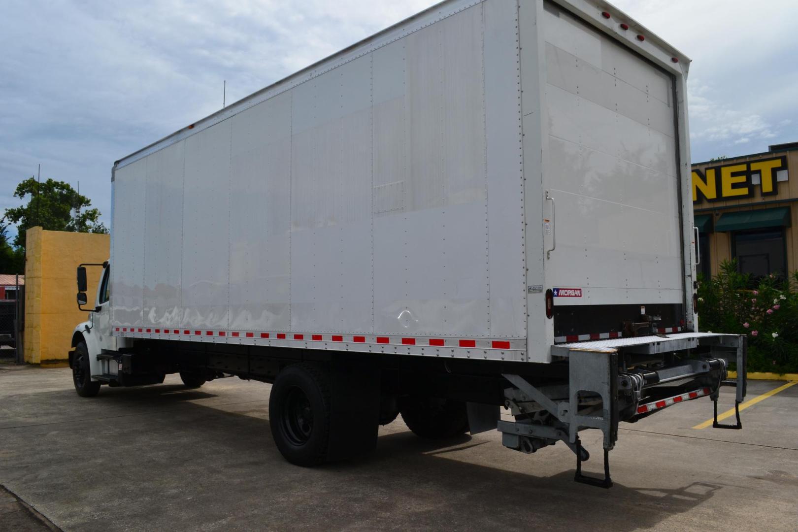 2018 WHITE /BLACK FREIGHTLINER M2-106 (3ALACWFC5JD) with an CUMMINS B6.7L 240HP engine, ALLISON 2500RDS AUTOMATIC transmission, located at 9172 North Fwy, Houston, TX, 77037, (713) 910-6868, 29.887470, -95.411903 - 26,000 LB GVWR NON CDL, MORGAN 26 FT BOX , HEIGHT 103" X WIDTH 102", AIR RIDE SUSPENSION, WALTCO 3,000 LB ALUMINUM LIFT GATE W/ RAMP , EXHAUST BRAKE, 90 GALLON FUEL TANKS, COLLISION MITIGATION, POWER WINDOWS & LOCKS - Photo#6