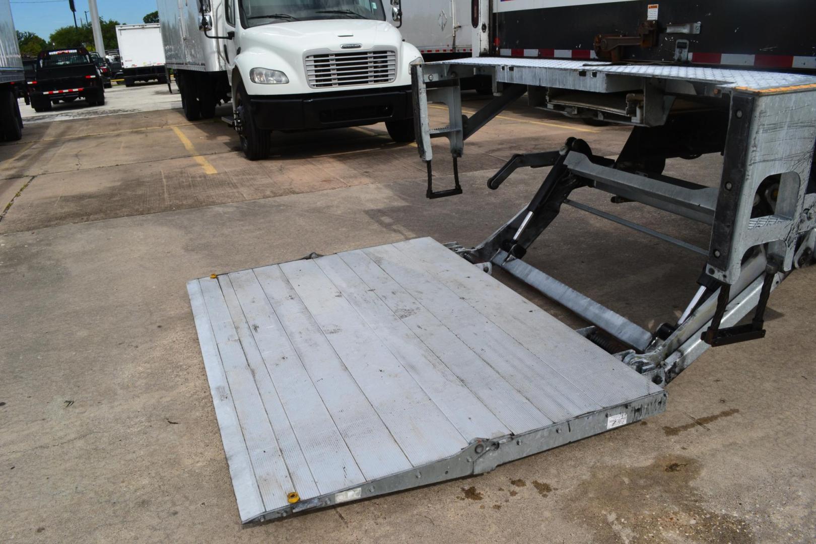2018 WHITE /BLACK FREIGHTLINER M2-106 (3ALACWFC5JD) with an CUMMINS B6.7L 240HP engine, ALLISON 2500RDS AUTOMATIC transmission, located at 9172 North Fwy, Houston, TX, 77037, (713) 910-6868, 29.887470, -95.411903 - 26,000 LB GVWR NON CDL, MORGAN 26 FT BOX , HEIGHT 103" X WIDTH 102", AIR RIDE SUSPENSION, WALTCO 3,000 LB ALUMINUM LIFT GATE W/ RAMP , EXHAUST BRAKE, 90 GALLON FUEL TANKS, COLLISION MITIGATION, POWER WINDOWS & LOCKS - Photo#7